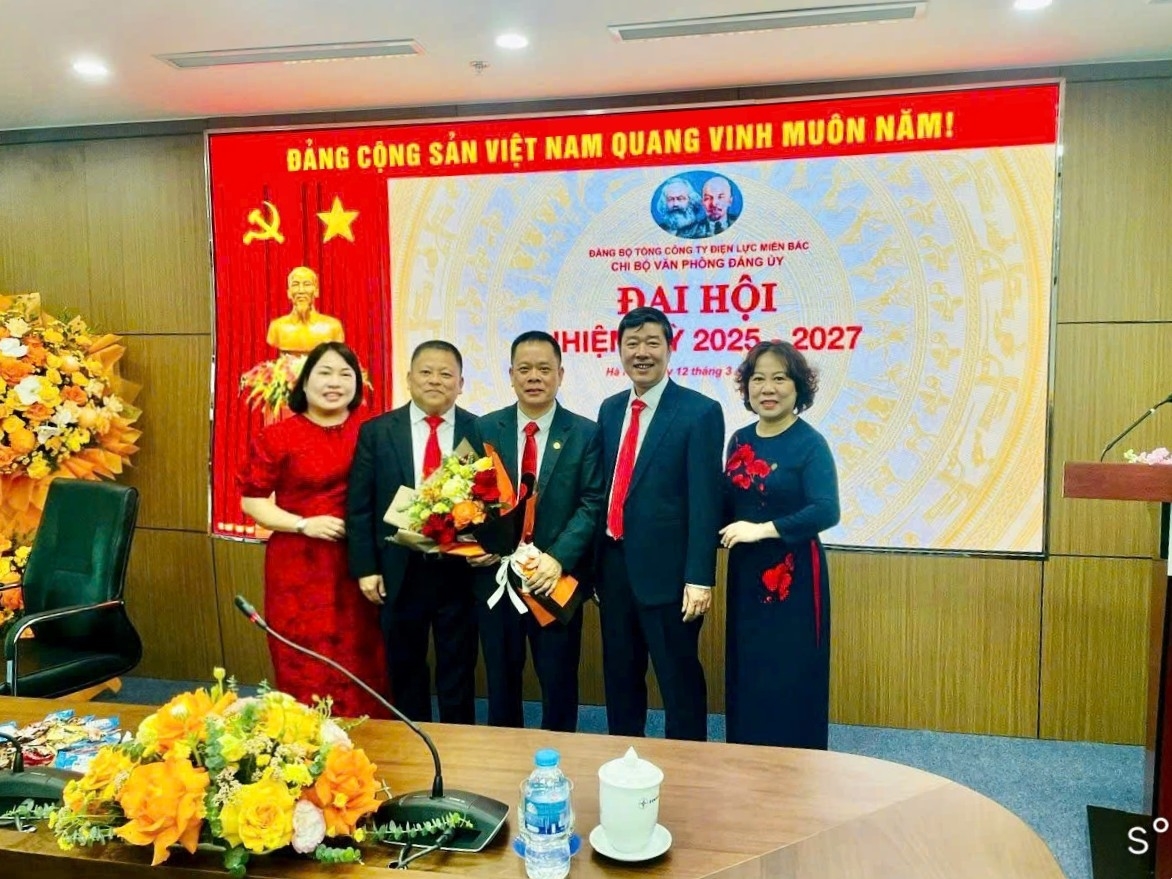 Đồng chí Lê Định Lượng  -Ủy viên BTV, Trưởng Ban Tổ chức Nhân sự tới dự và chúc mừng Chi ủy Văn phòng Đảng ủy nhiệm kỳ 2025-2027