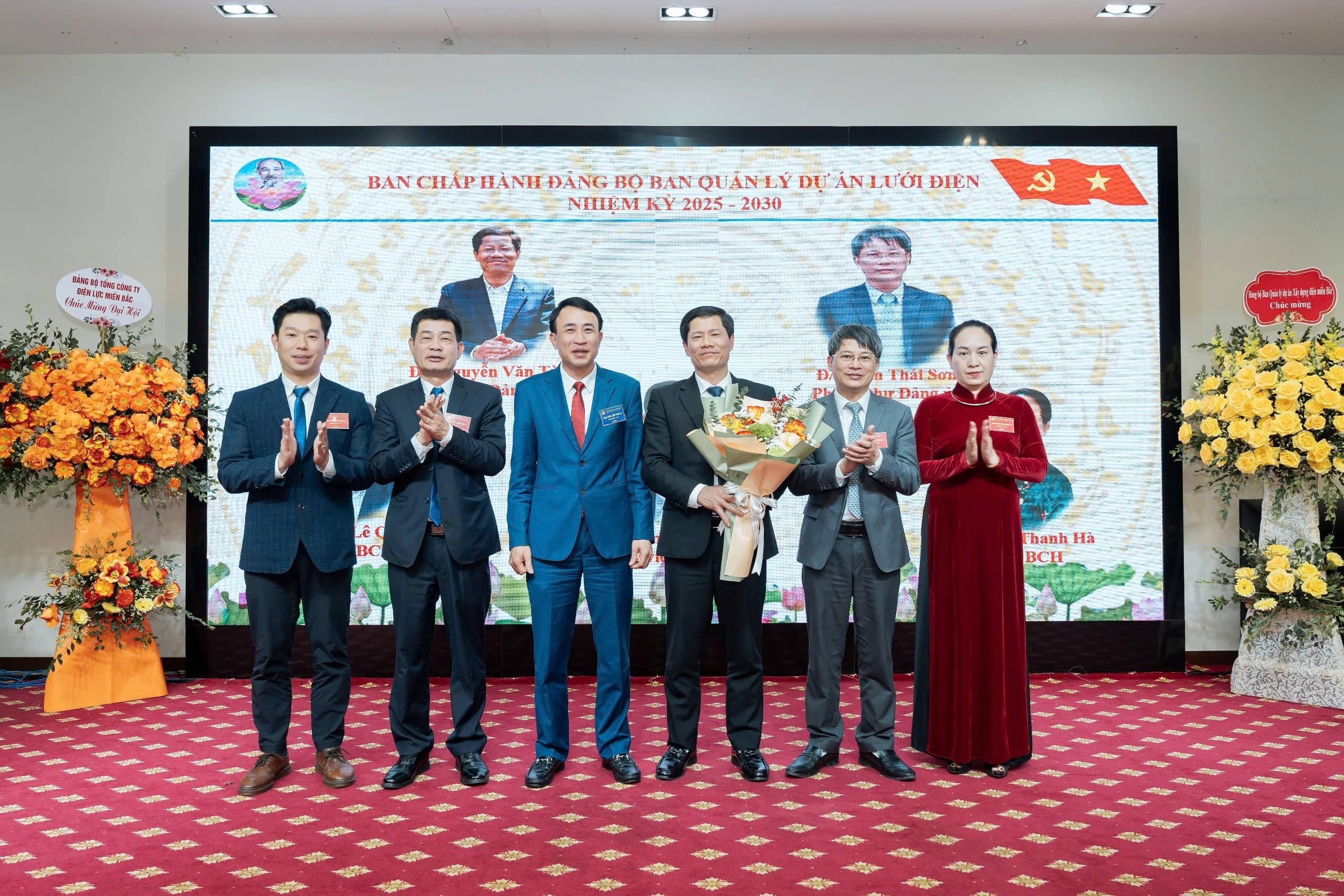 Đồng chí Lương Minh Thanh - Ủy viên Ban chấp hành Đảng bộ, Phó Tổng Giám đốc Tổng công ty Điện lực miền Bắc chúc mừng Ban Ban chấp hành Đảng bộ Ban QLDA lưới điện khóa X, nhiệm kỳ 2025- 2030