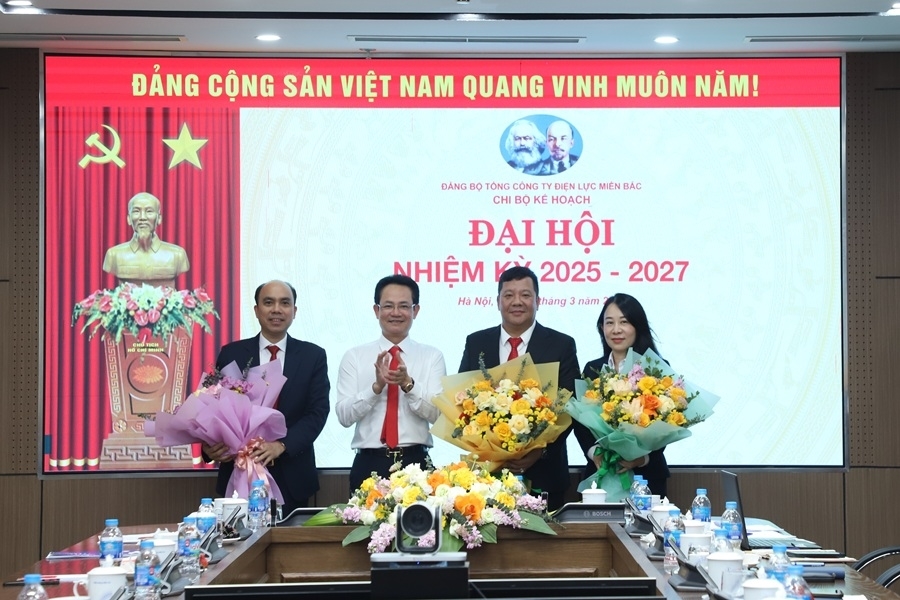 Đồng chí Nguyễn Đức Thiện – Phó Bí  Đảng ủy, Thành viên HĐTV, Tổng Giám đốc chúc mừng Chi ủy nhiệm kỳ 2025-2027