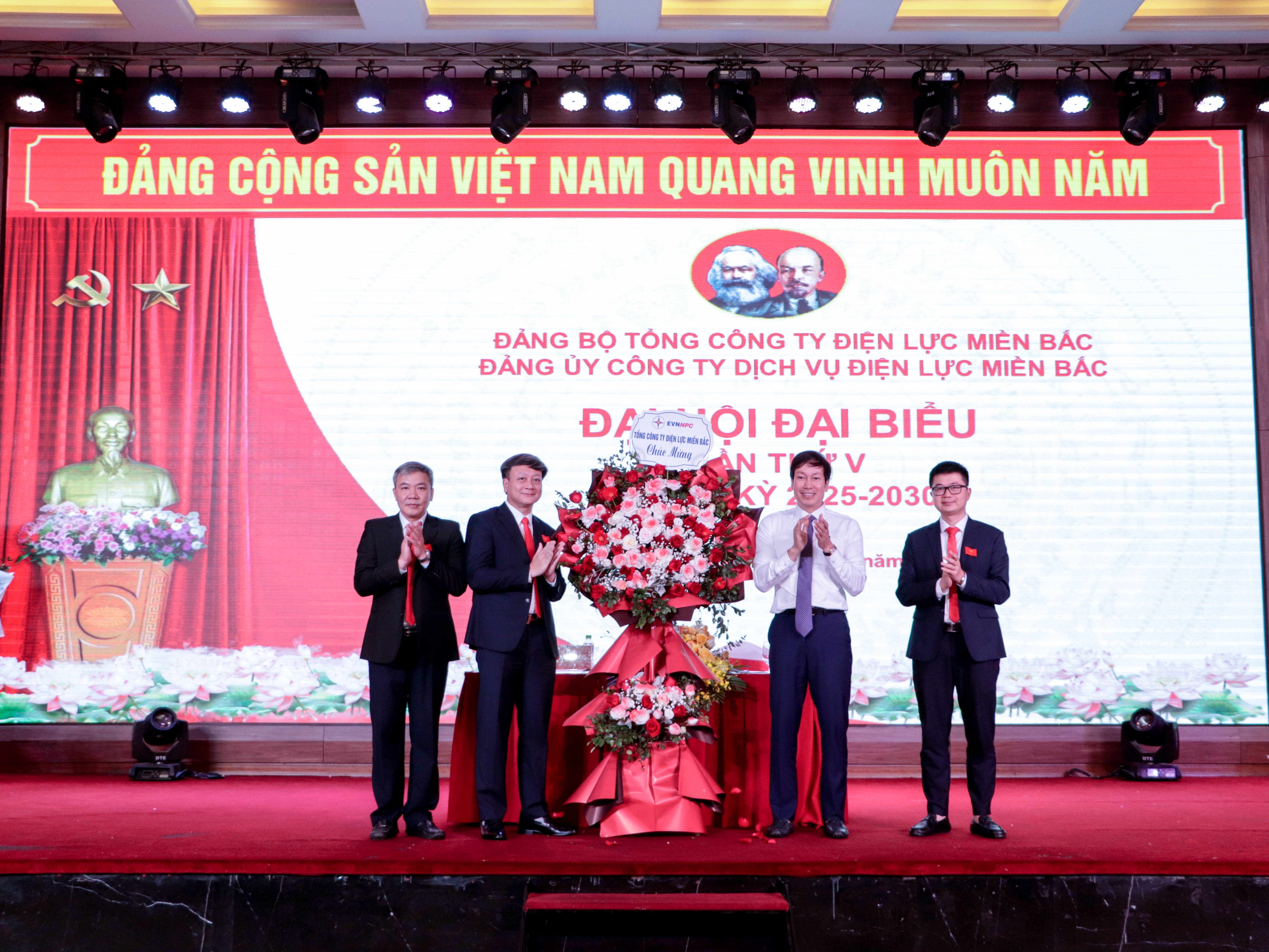 Đồng chí Phan Tử Lượng - Ủy viên BTV, Phó Tổng Giám đốc EVNNPC tặng hoa chúc mừng Đại hội Công ty Dịch vụ Điện lực miền Bắc tổ chức thành công Đại hội Đại biểu Đảng bộ lần thứ V, nhiệm kỳ 2025 -2030