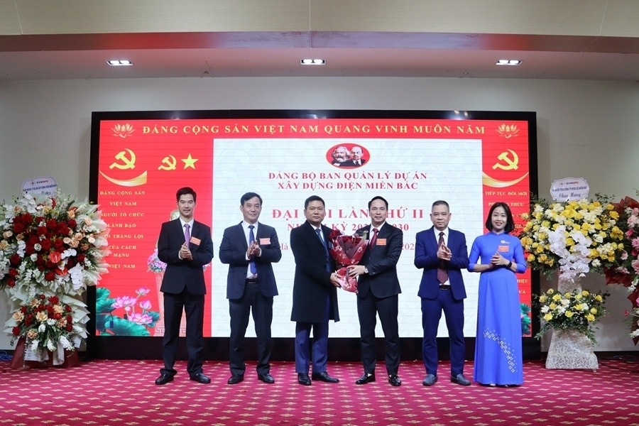 Đồng chí Trần Minh Dũng - Ủy viên Ban chấp hành Đảng bộ, Phó Tổng Giám đốc Tổng công ty Điện lực miền Bắc chúc mừng Ban chấp hành Đảng bộ Ban QLDA Xây dựng điện miền Bắc nhiệm kỳ 2025-2030