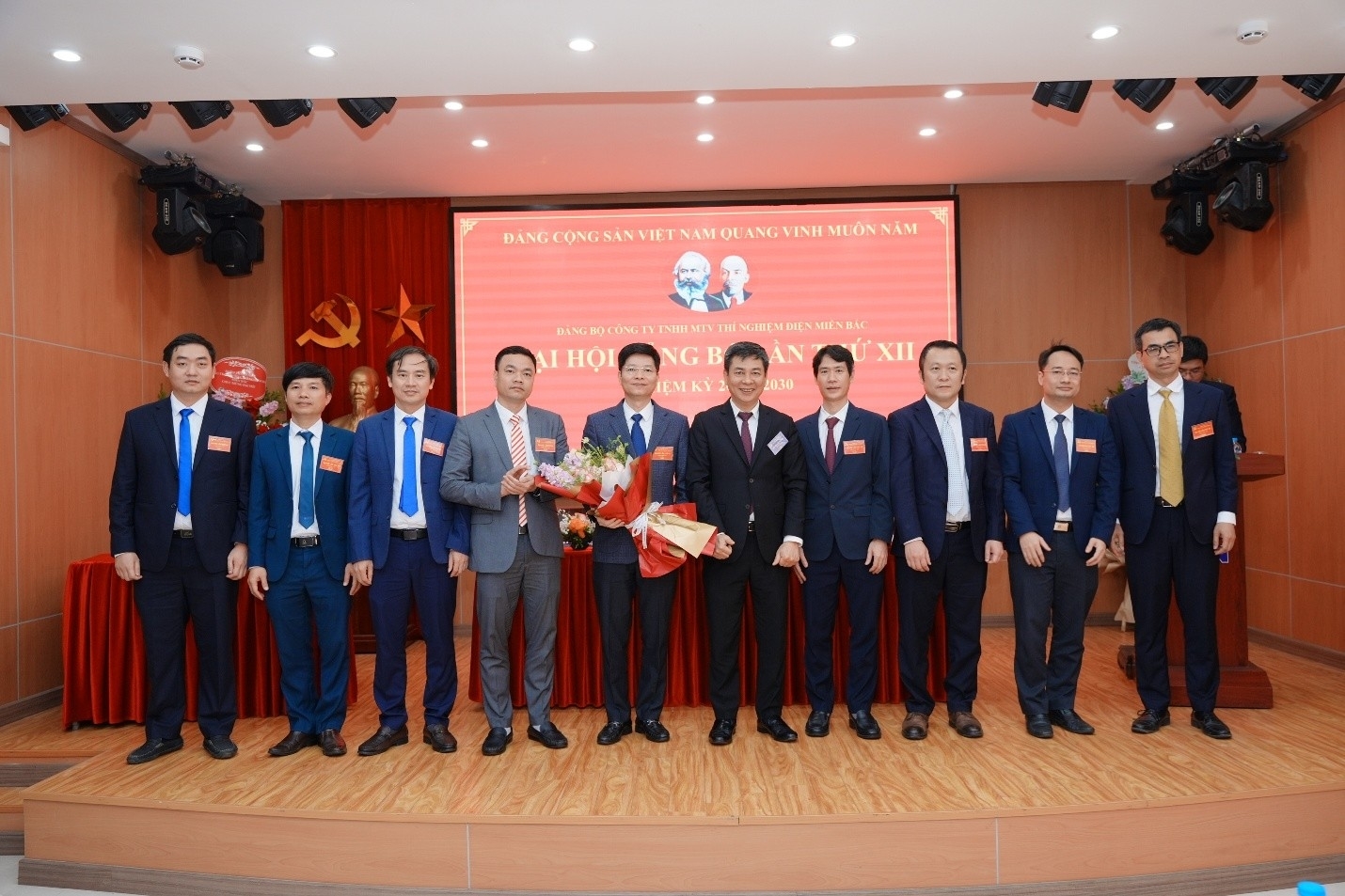 Đồng chí Vũ Thế Nam – Phó Bí thư Đảng ủy, Ủy viên Ban Thường vụ, Thành viên Hội đồng thành viên EVNNPC chúc mừng BCH Đảng bộ NPCETC nhiệm kỳ 2025-2030