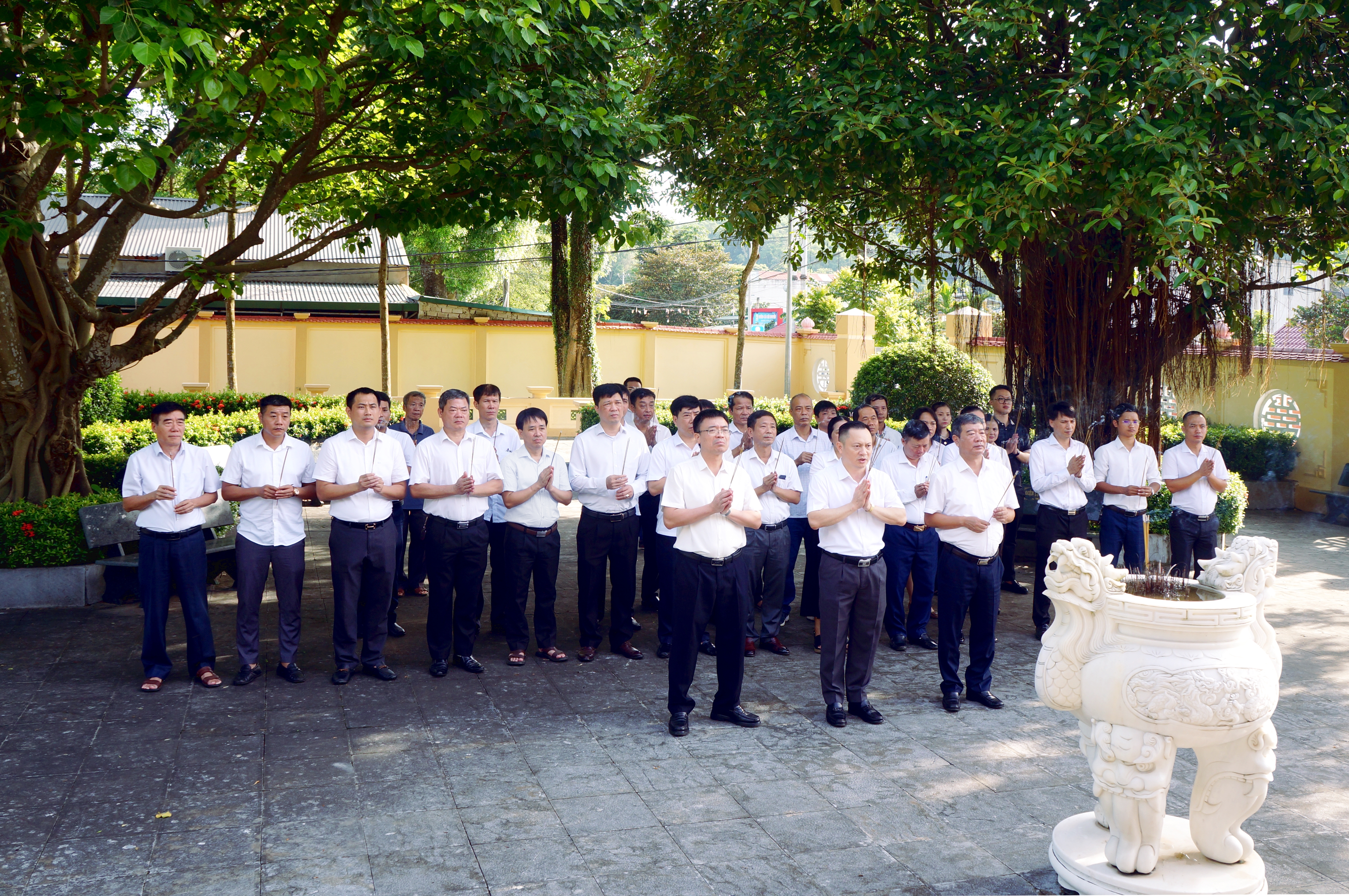 Dâng hương tưởng niệm