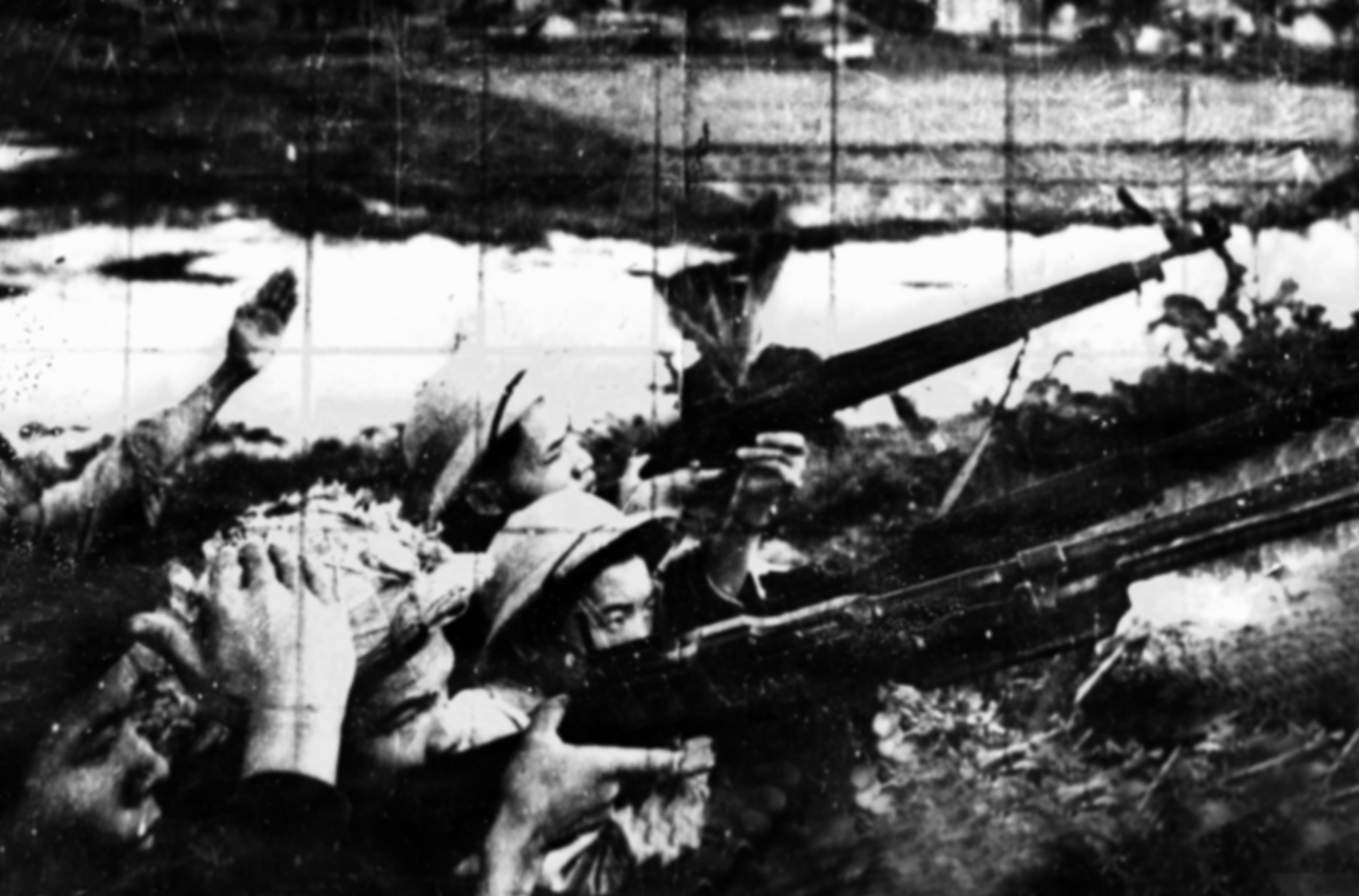 Tổ súng máy của trung đội tự vệ phòng không Nhà máy điện Hàm Rồng trực chiến đấu bảo vệ nhà máy