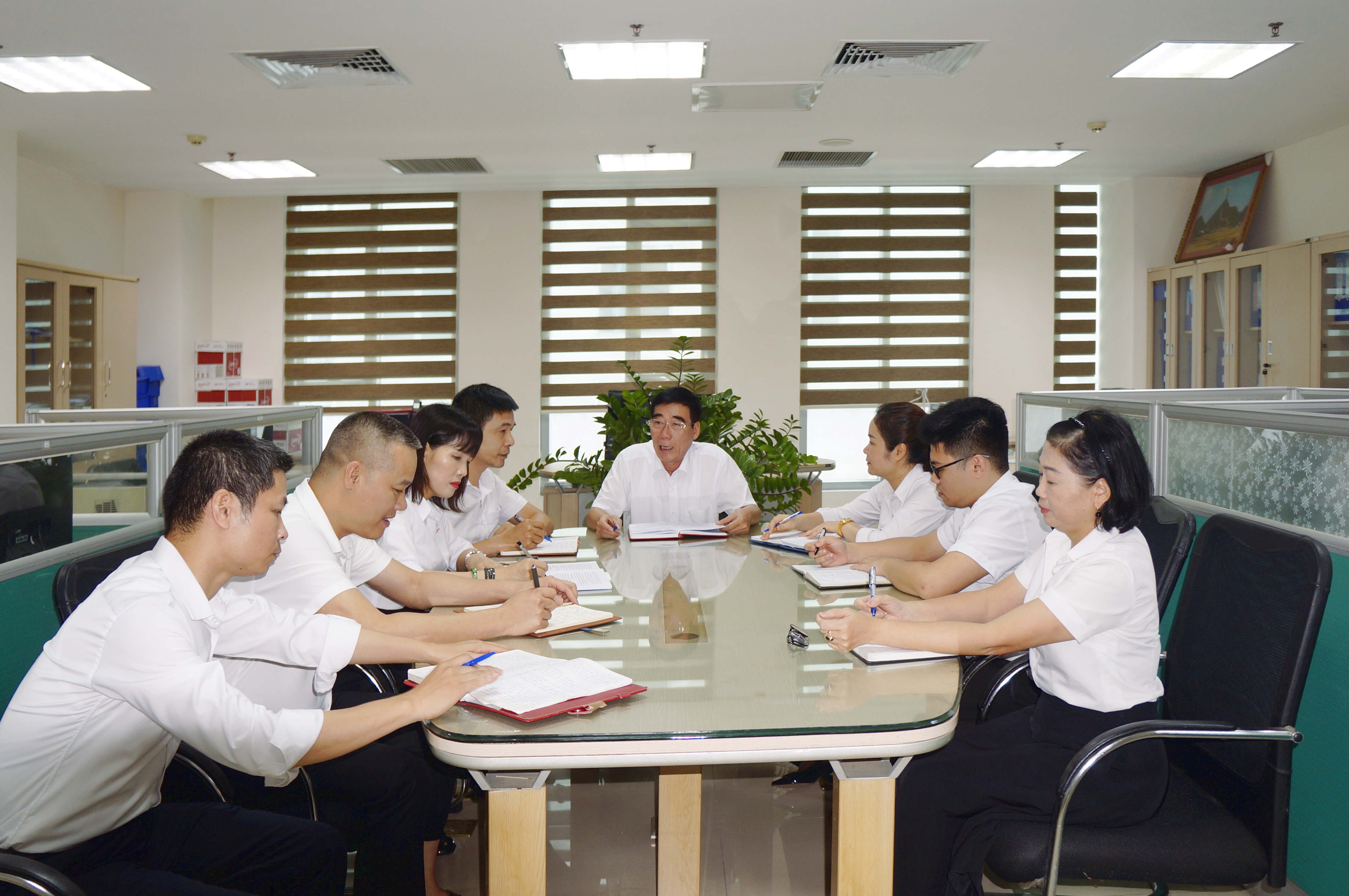 Ảnh anh Trần Ngọc Tú chỉ đạo tại phiên họp của phòng (2)