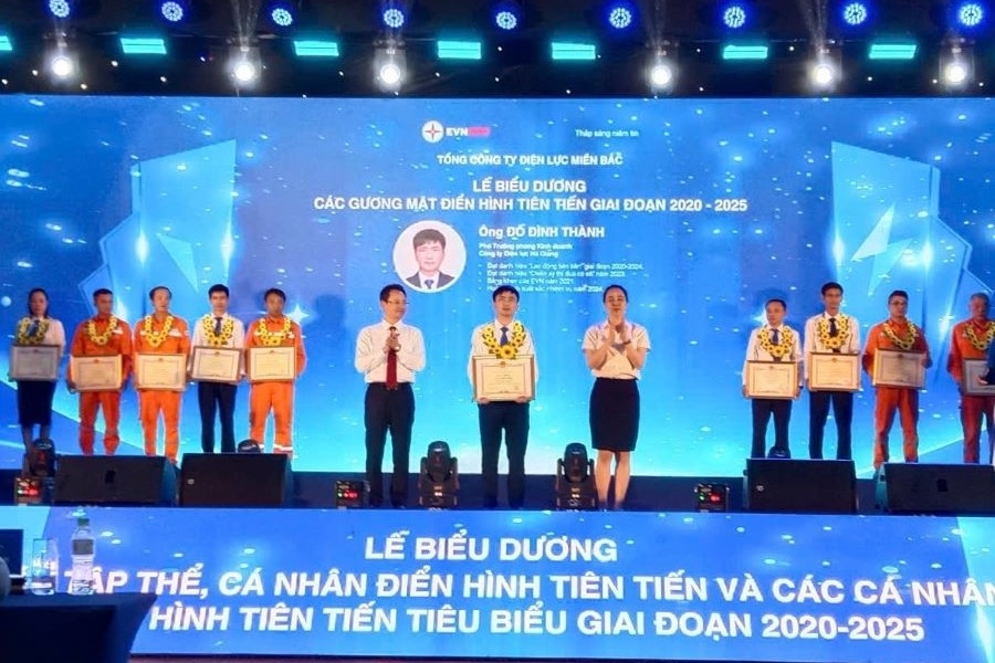 ong-do-dinh-thanh-duoc-bieu-duong-tai-hoi-nghi-dien-hinh-tien-tien