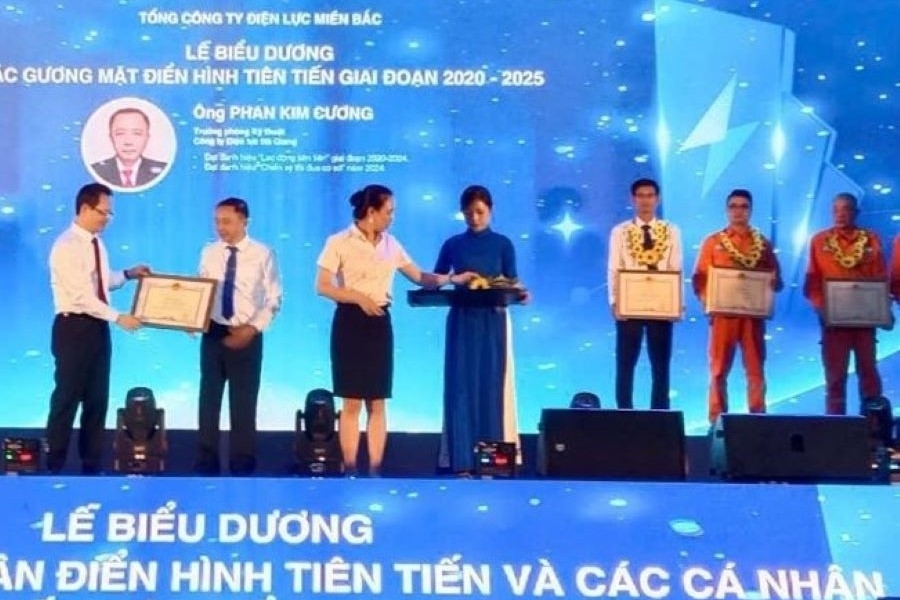 ong-phan-kim-cuong-nhan-giay-khen-cua-tgd-npc