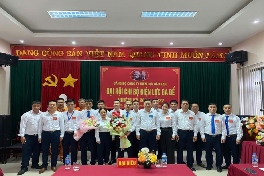 Lãnh đạo Công ty Điện lực Bắc Kạn dự và chúc mừng thành công Đại hội Chi bộ Điện lực Ba Bể nhiệm kỳ 2025-2027