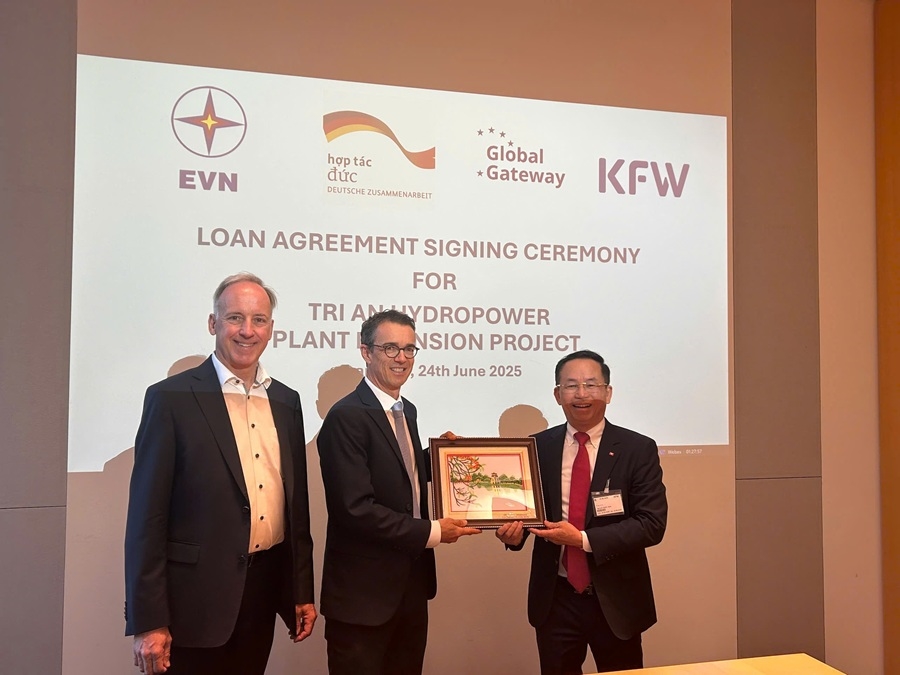 PTGĐ EVN Nguyễn Xuân Nam tặng quà lưu niệm cho Ngân hàng KfW