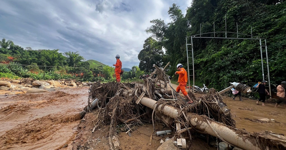 Những người lính áo cam căng mình khắc phục sự cố lưới điện tại Sông Mã – Sốp Cộp tỉnh Sơn La
