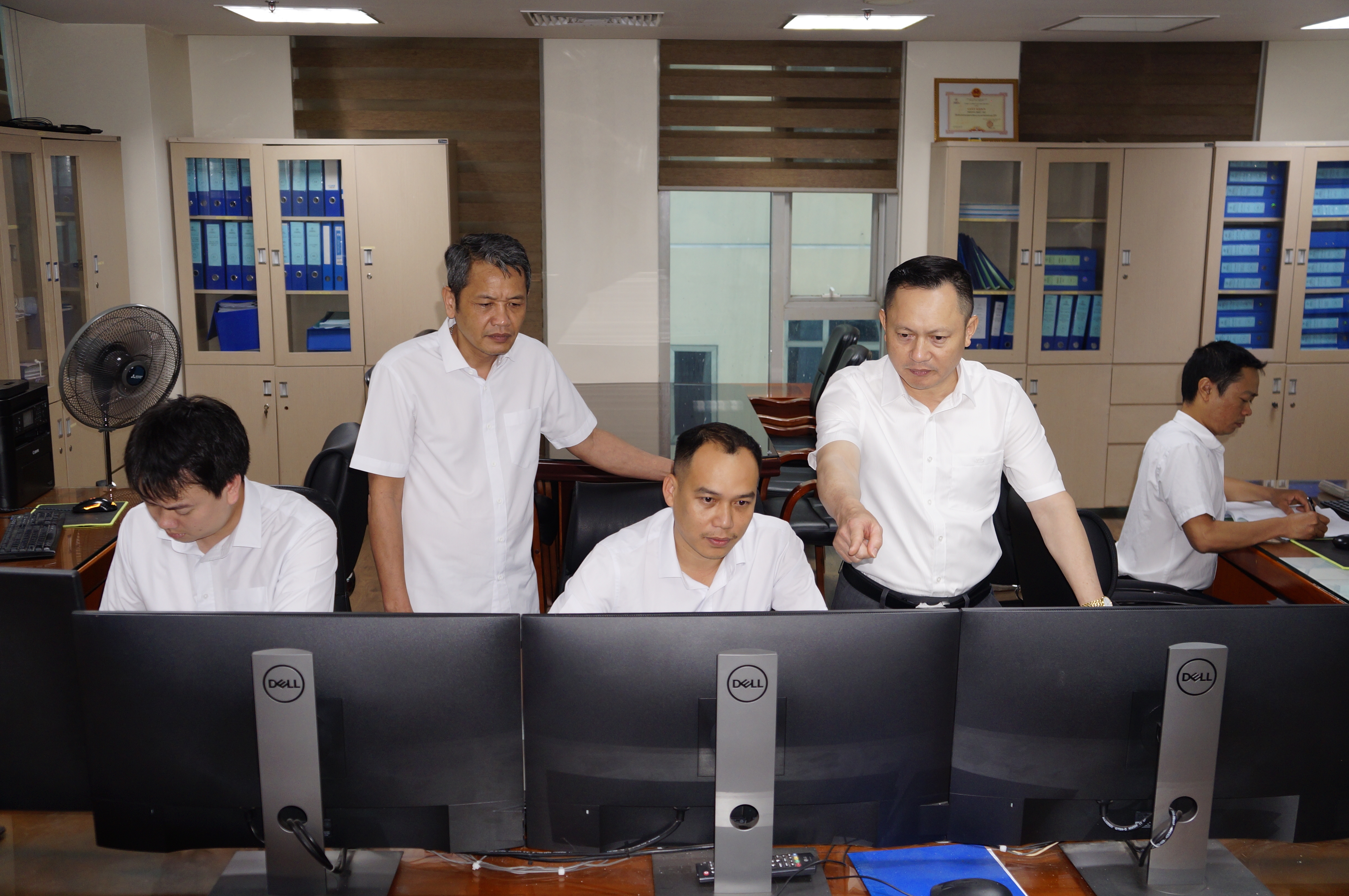 Giám đốc Hoàng Hải kiểm tra công tác vận hành tại Truing tâm Điều khiển xa