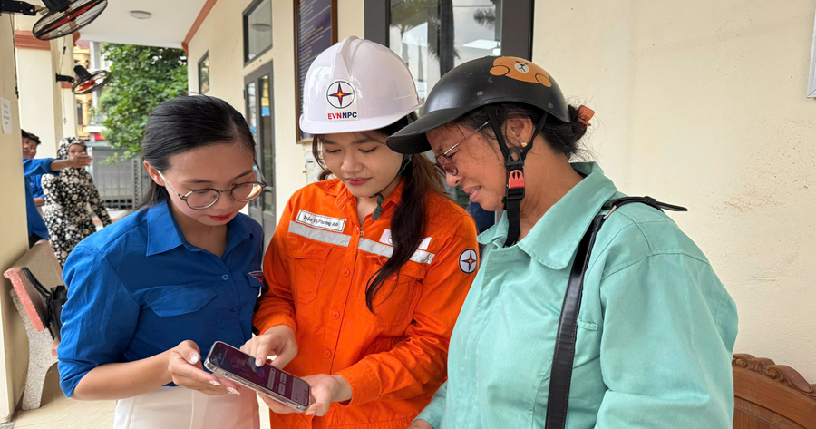 Công ty Điện lực Phú Thọ đẩy mạnh tuyên truyền, hỗ trợ khách hàng cài đặt App EVNNPC CSKH
