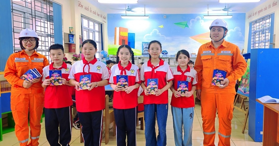 Đội QLĐLKV Cẩm Phả - Công ty Điện lực Quảng Ninh tuyên truyền tiết kiệm điện và an toàn điện qua cuốn sách tranh “Bí mật quả cầu tím”