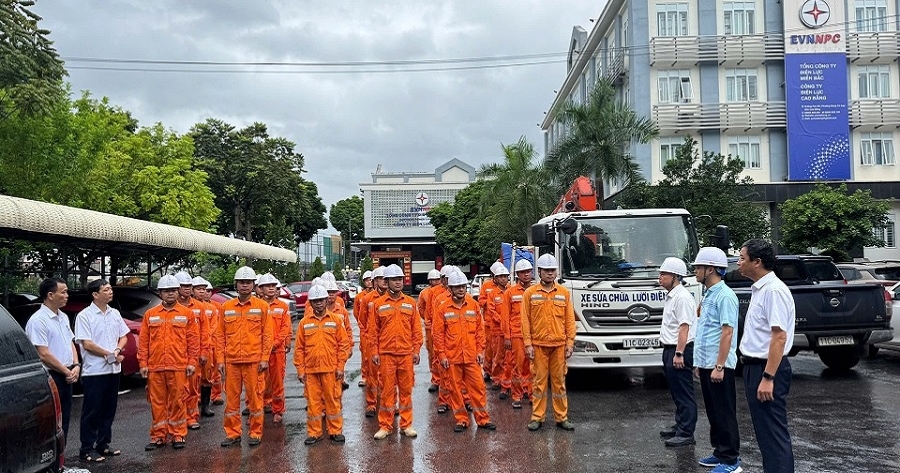 Công ty Điện lực Cao Bằng lên đường hỗ trợ khắc phục sự cố lưới điện tại Nghệ An sau bão số 10