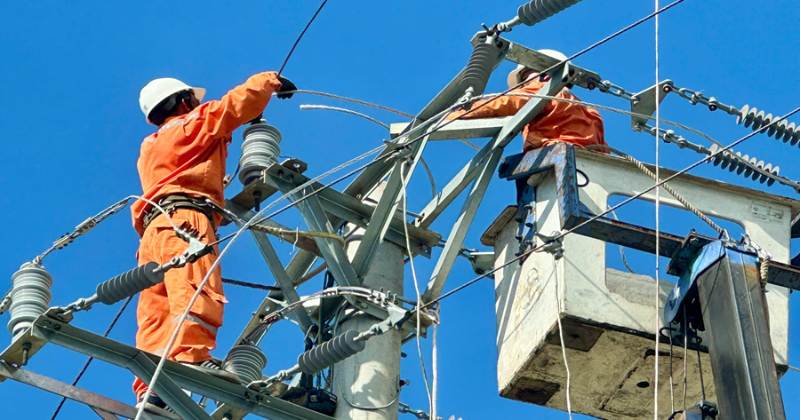 Đội Quản lý Điện lực Hồng Lĩnh - Công ty Điện lực Hà Tĩnh nỗ lực khôi phục cấp điện sau bão số 10