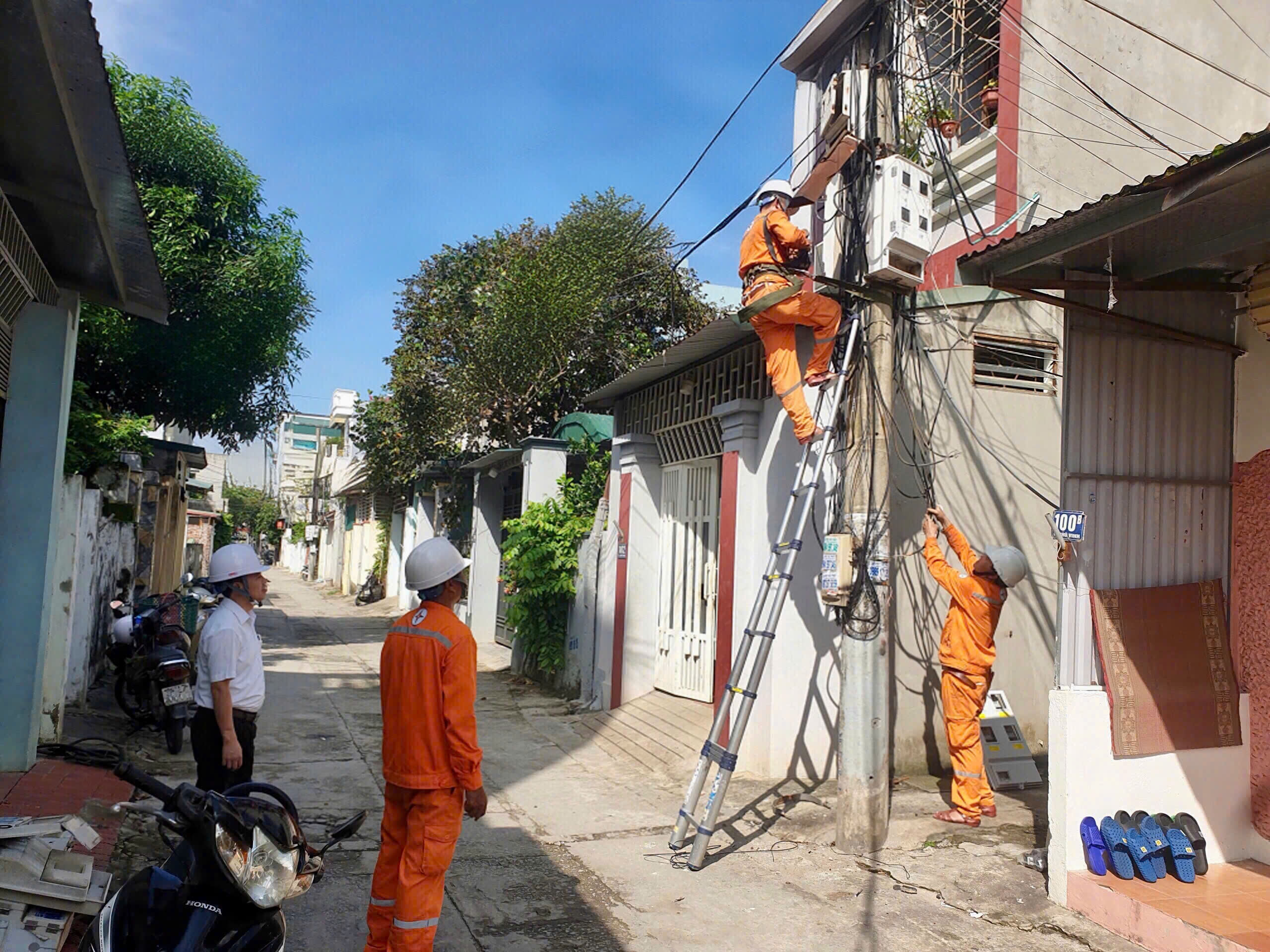 Đội QLĐL KV Hạc Thành bao gom, chỉnh trang lưới điện