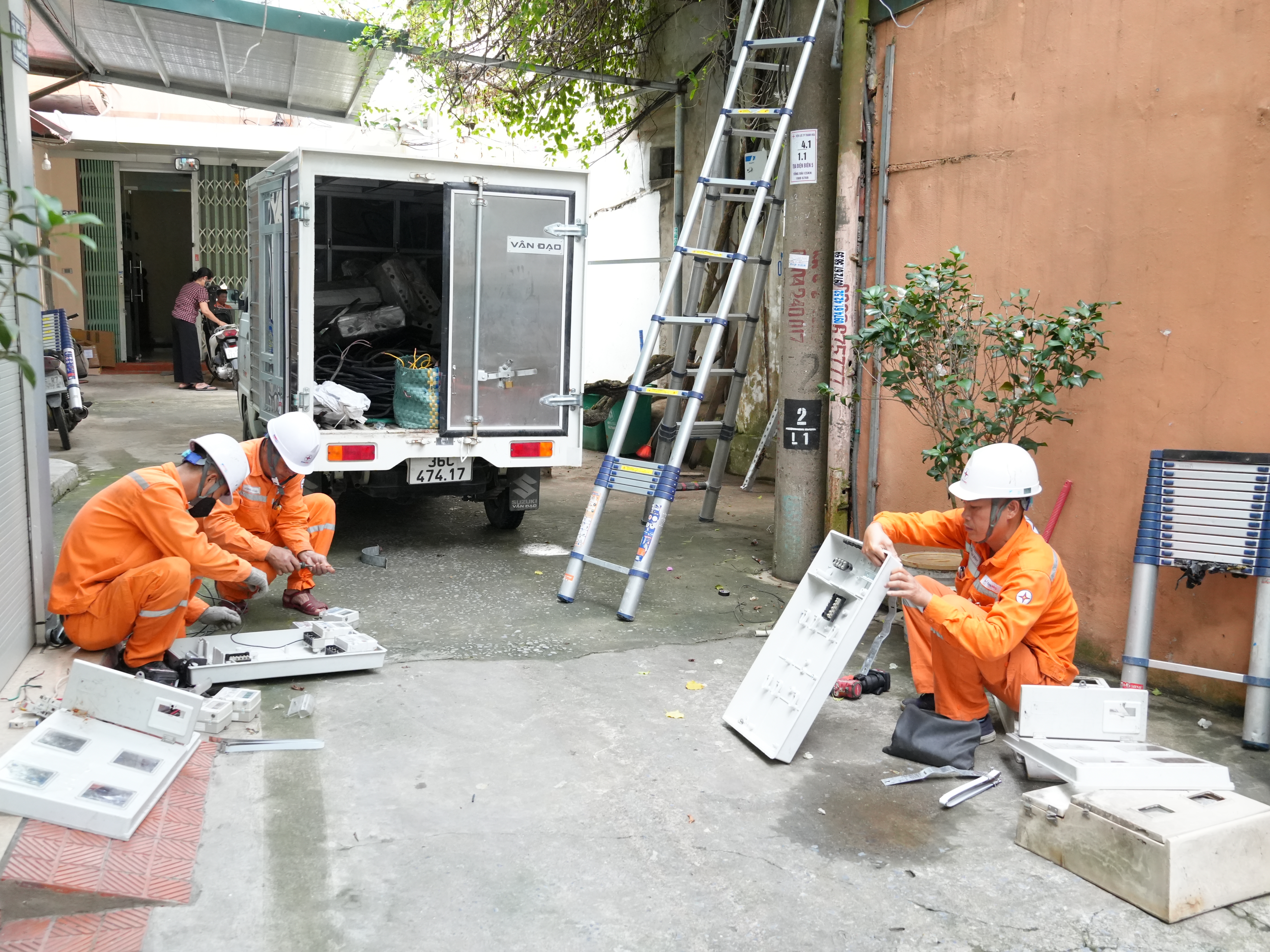 Thay thế lắp đặt hòm hộp công tơ mới