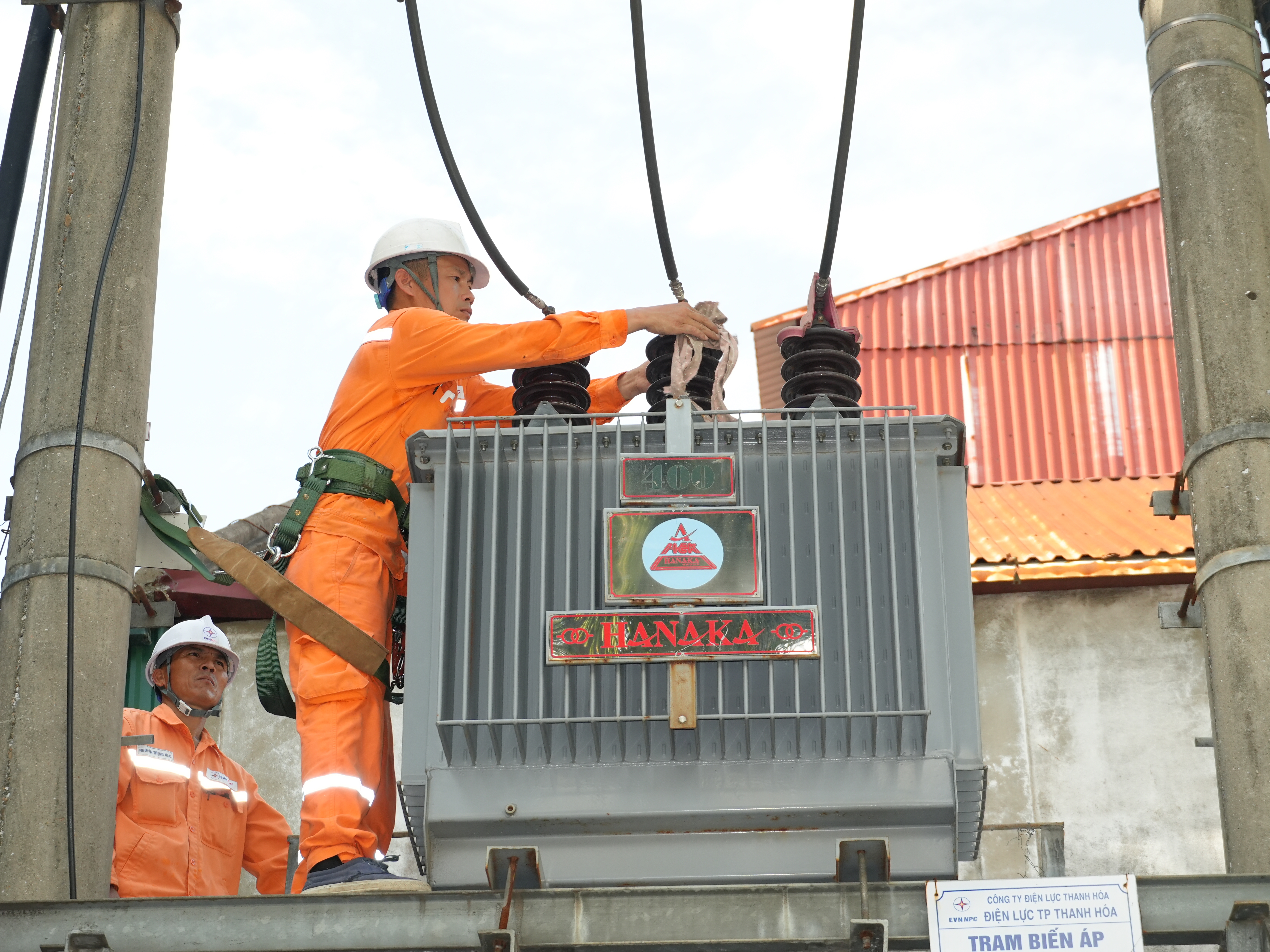 Vệ sinh máy biến áp đảm bảo cấp điện