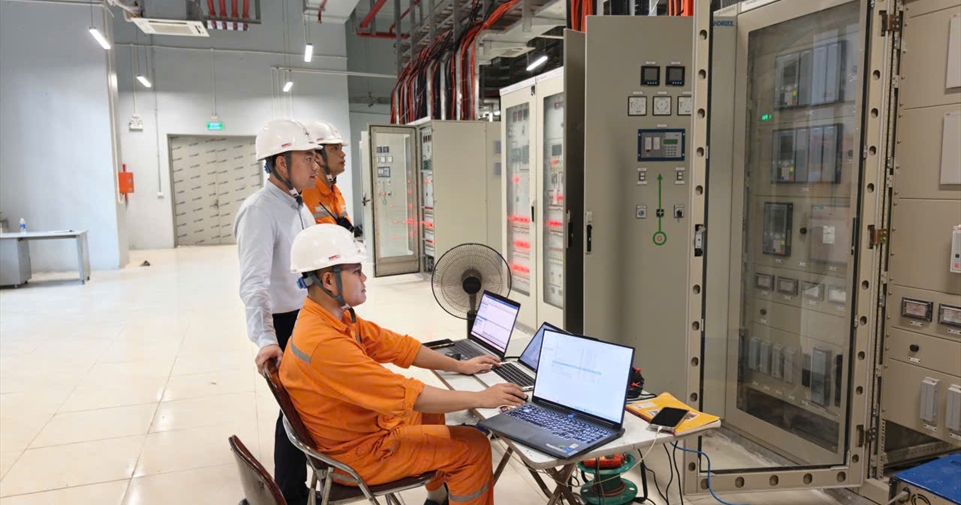 NPCETC góp phần thành công hạ rotor tổ máy số 02 nhà máy thủy điện Hòa Bình mở rộng