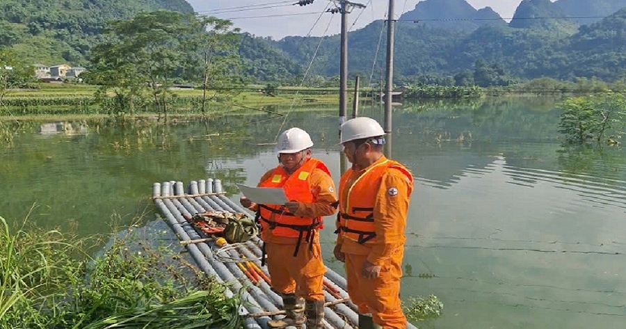 Đội quản lý Điện lực khu vực Hà Quảng (Cao Bằng) nỗ lực khắc phục sự cố, kịp thời cấp điện trở lại cho nhân dân xã Thanh Long, Thông Nông, Cần Yên