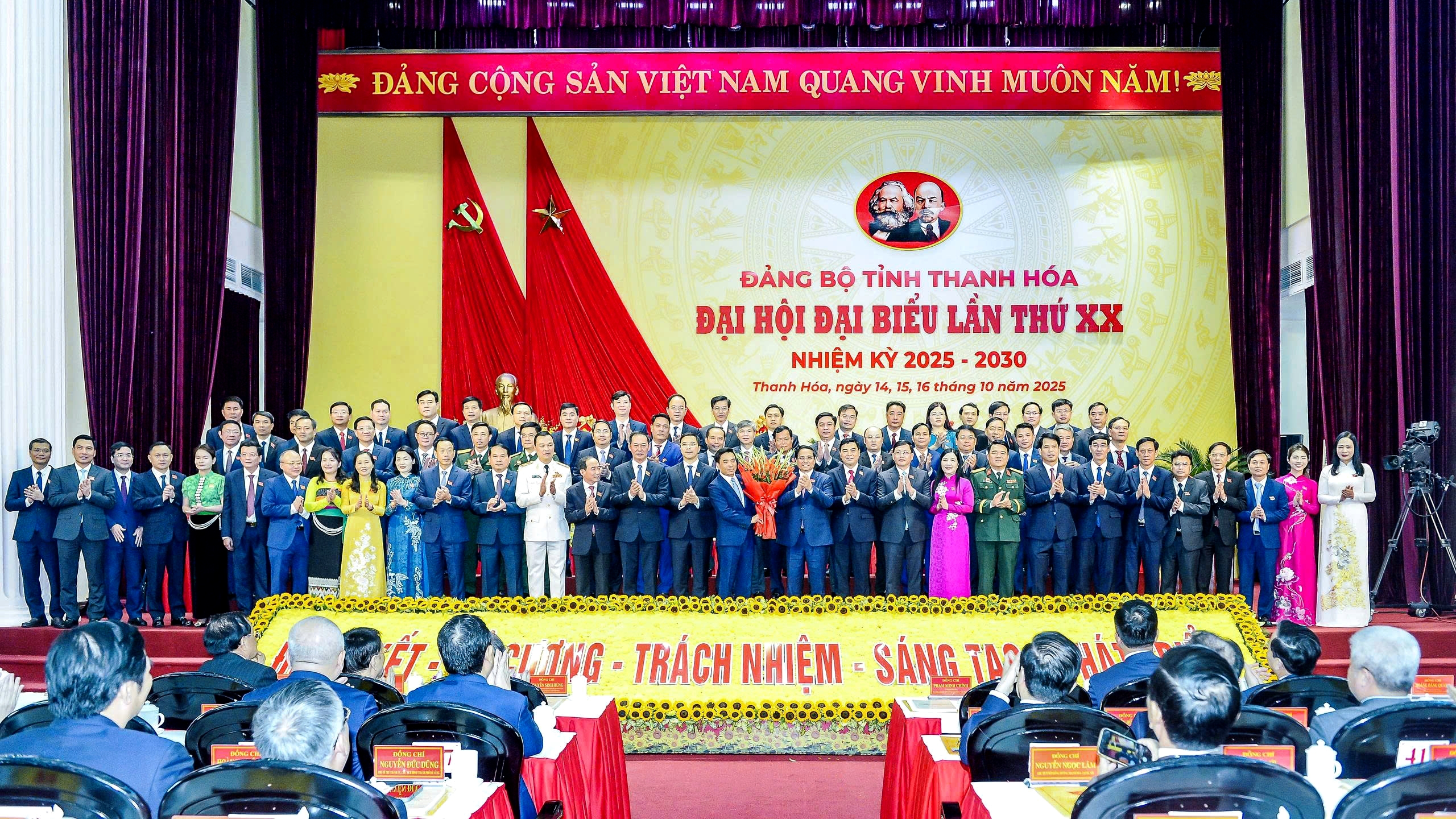 Ra mắt BCH TT tặng hoa (1)