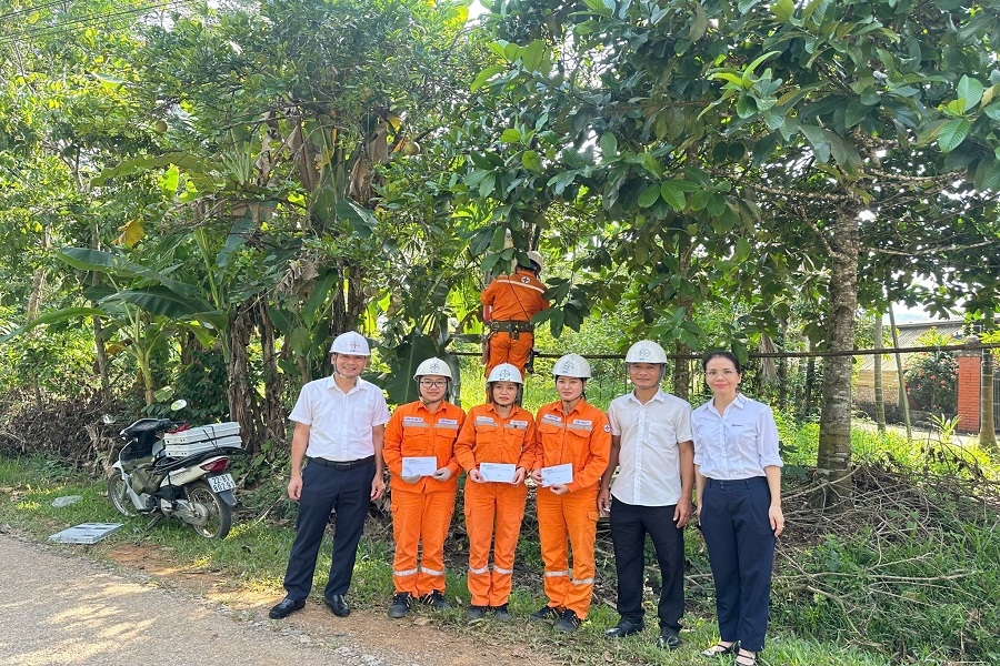 Nu cong nhan Chiem Hoa 2