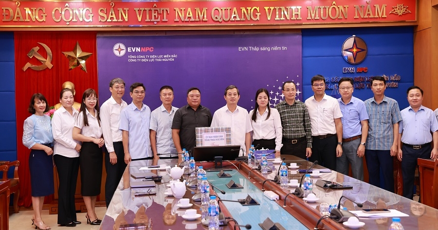 Chủ tịch UBND tỉnh Thái Nguyên ghi nhận, biểu dương Công ty Điện lực Thái Nguyên đã nhanh chóng khôi phục hệ thống điện sau bão số 11