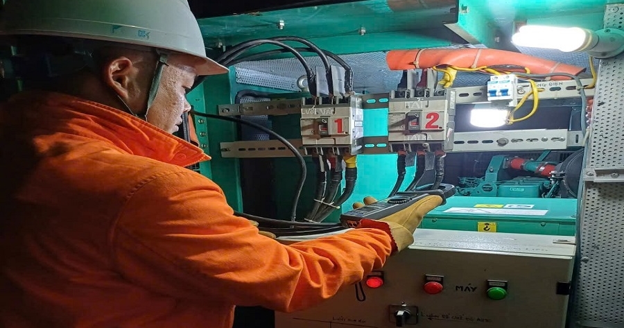 Không chỉ mang ánh sáng đến muôn nhà, Người thợ điện còn lan tỏa ánh sáng của lòng tốt