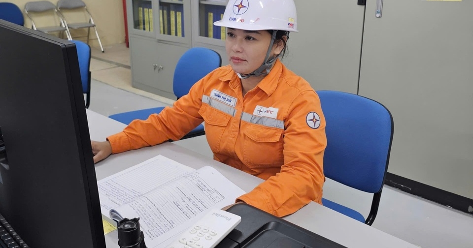 Nữ công nhân ngành Điện và khoảnh khắc ấm lòng giữa đêm Tây Bắc