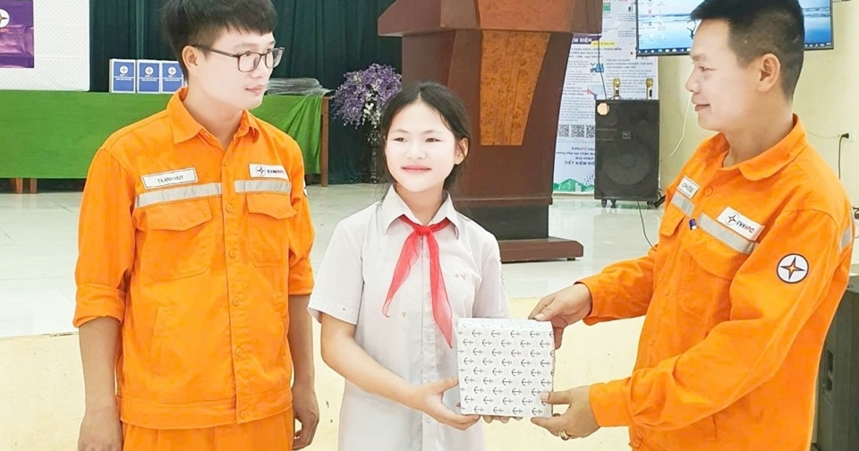 Một ngày cùng đội tuyên truyền an toàn điện ở vùng cao Đà Bắc