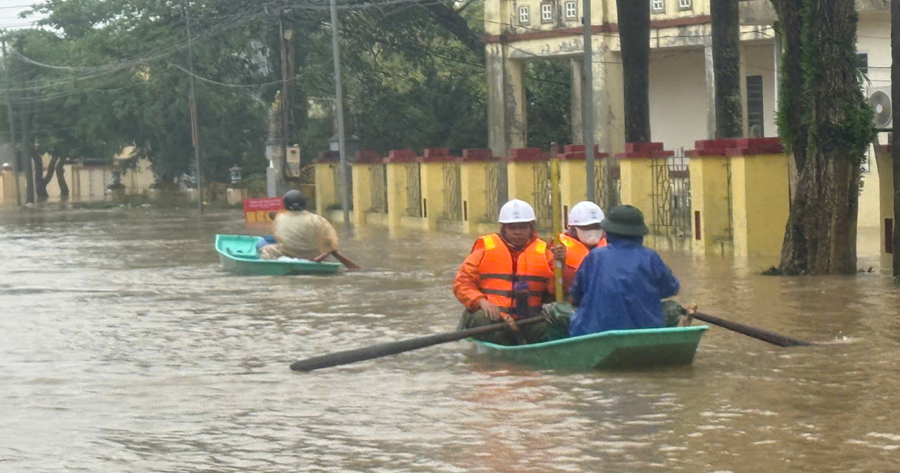 Lũ lớn gây ngập lụt, ngành điện Hà Tĩnh nỗ lực đảm bảo cấp điện an toàn cho Nhân dân