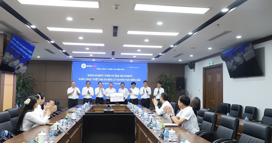 Tổng công ty Điện lực miền Nam ủng hộ Tổng công ty Điện lực miền Bắc 1,5 tỷ đồng sẻ chia khó khăn sau thiên tai