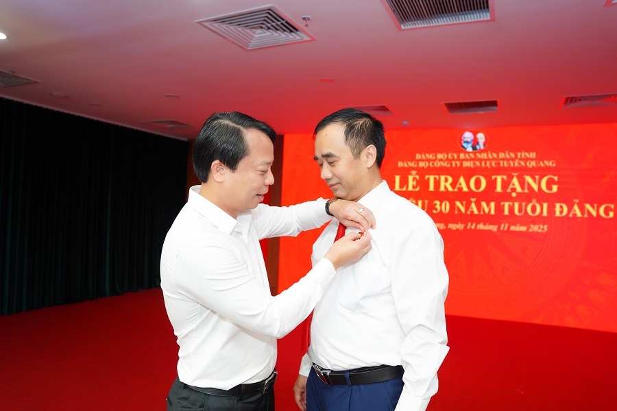 Huy hieu Dang 30 nam 2