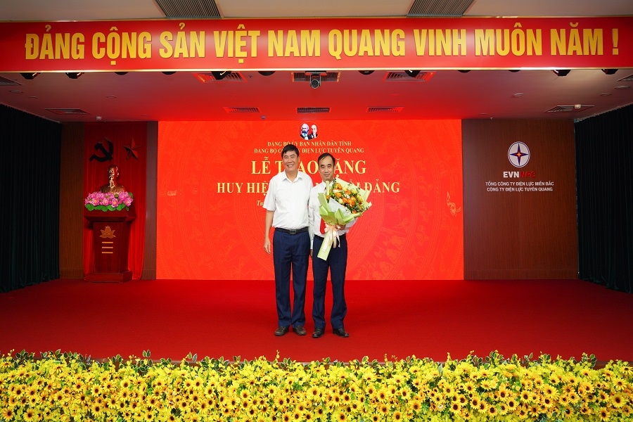 Huy hieu Dang 30 nam 6