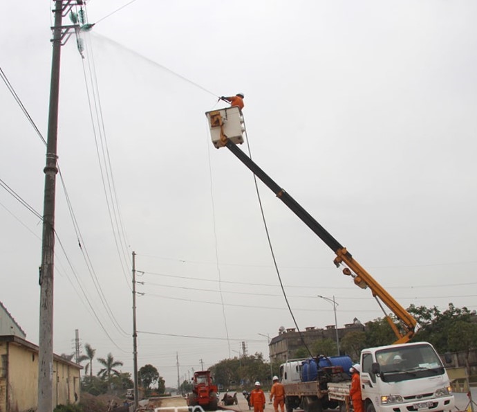 101679_doi_quan_ly_dien_khu_vuc_tien_hai_thuc_hien_rua_su_duong_day_dien_09201714