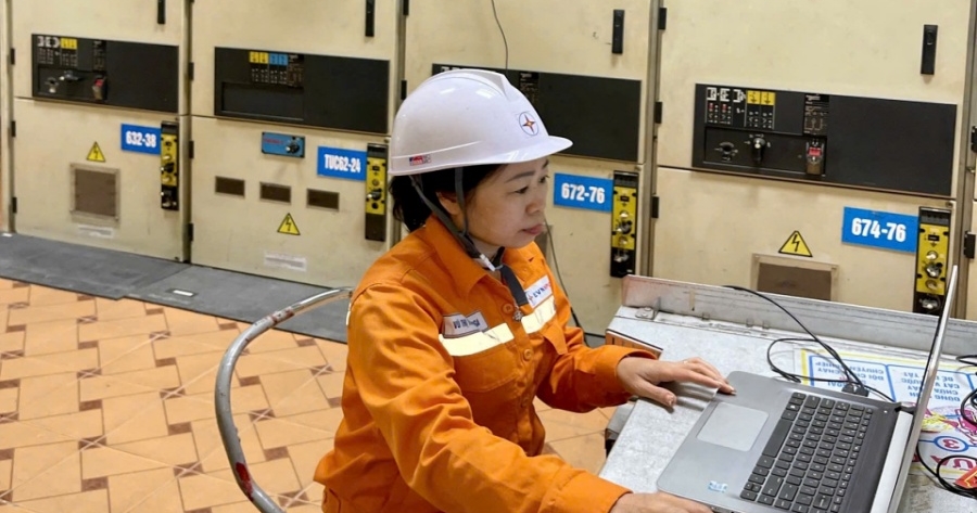 Khi phụ nữ ngành Điện cầm Đồng hồ vạn năng