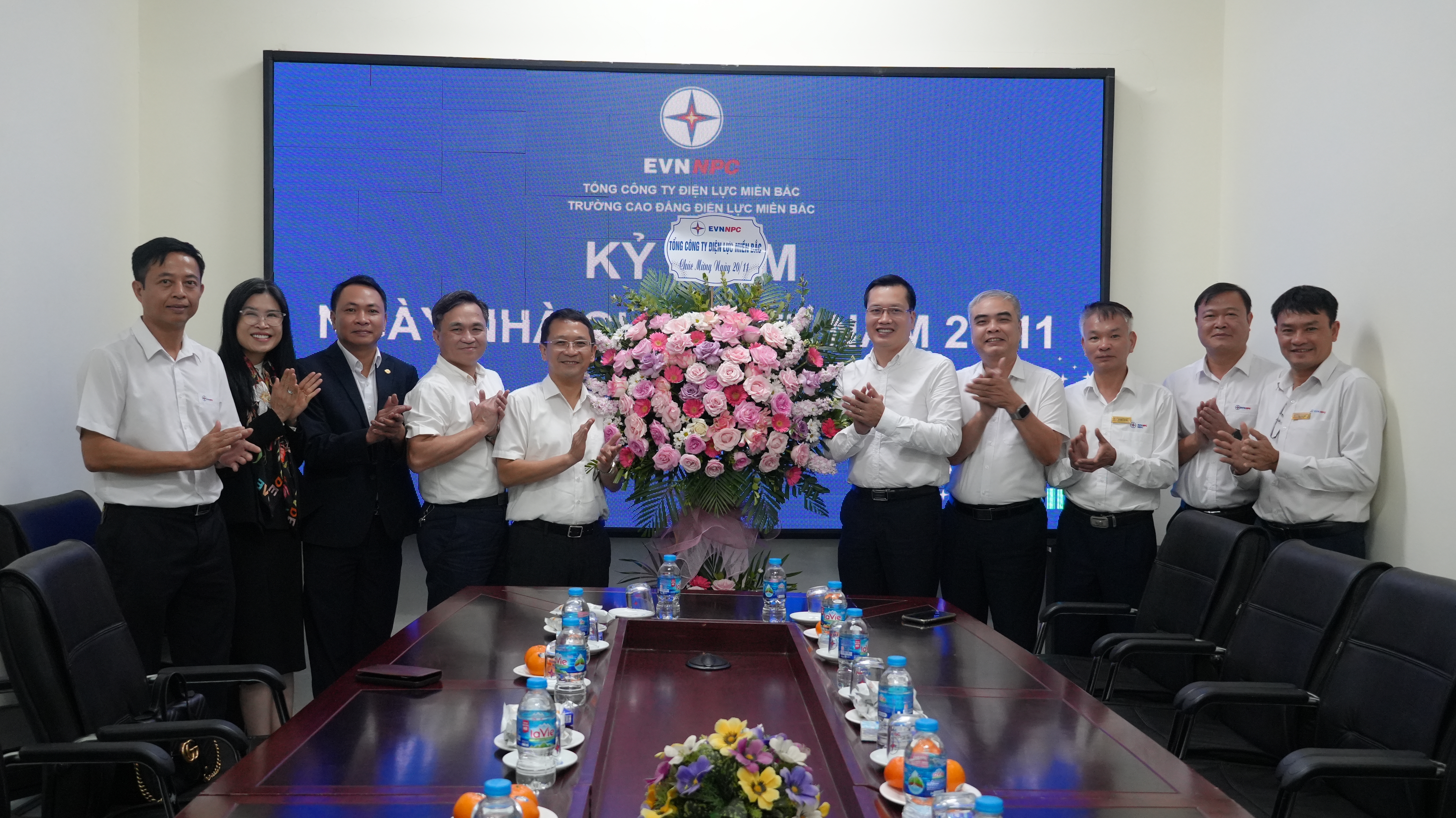 PTGĐ Hà Huy Tâm tặng hoa chúc mừng Trường Cao đẳng Điện lực miền Bắc nhân ngày 20-11 1