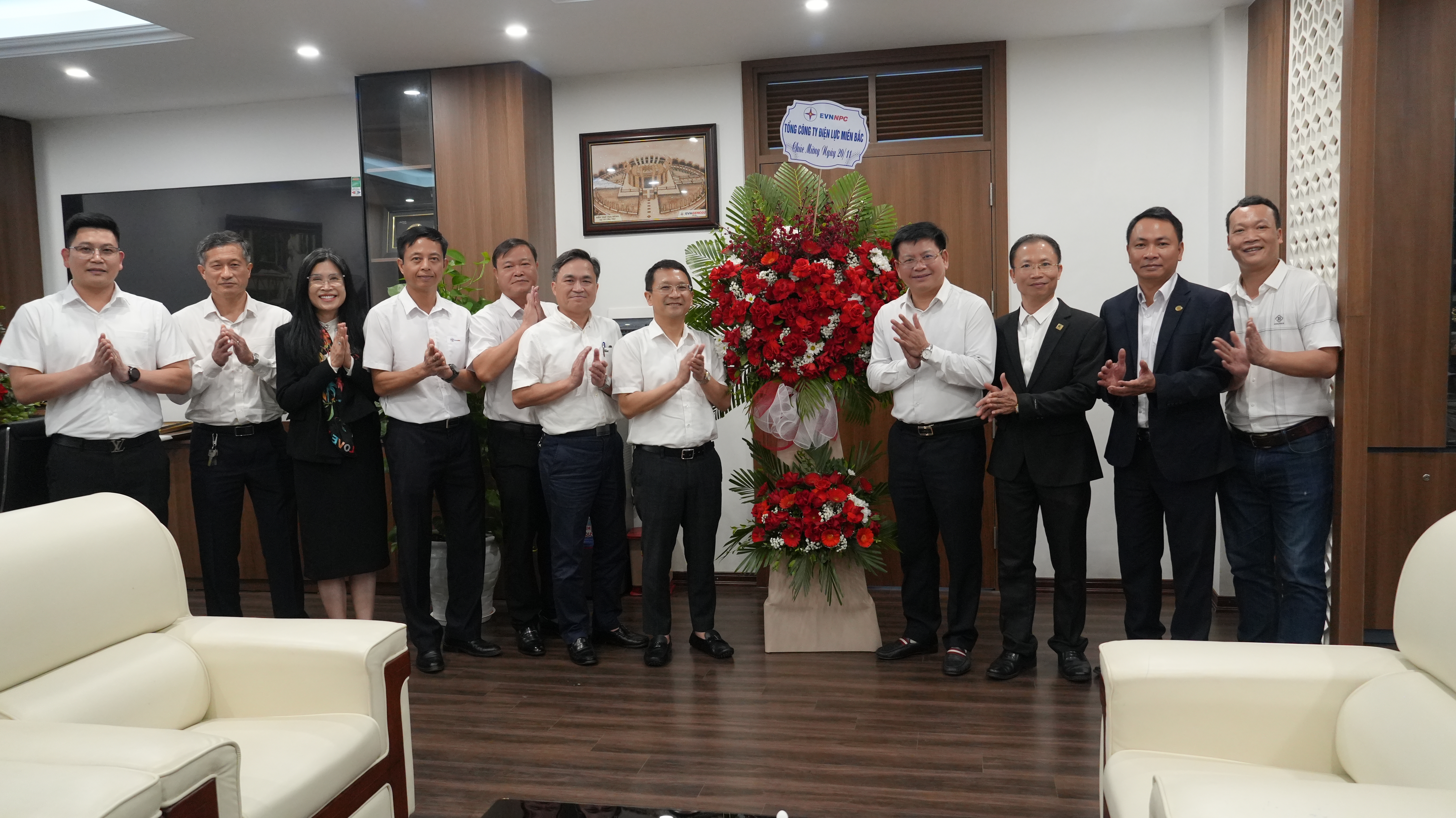 PTGĐ Hà Huy Tâm tặng hoa chúc mừng Trường  ĐH Điện lực nhân ngày 20-11 1