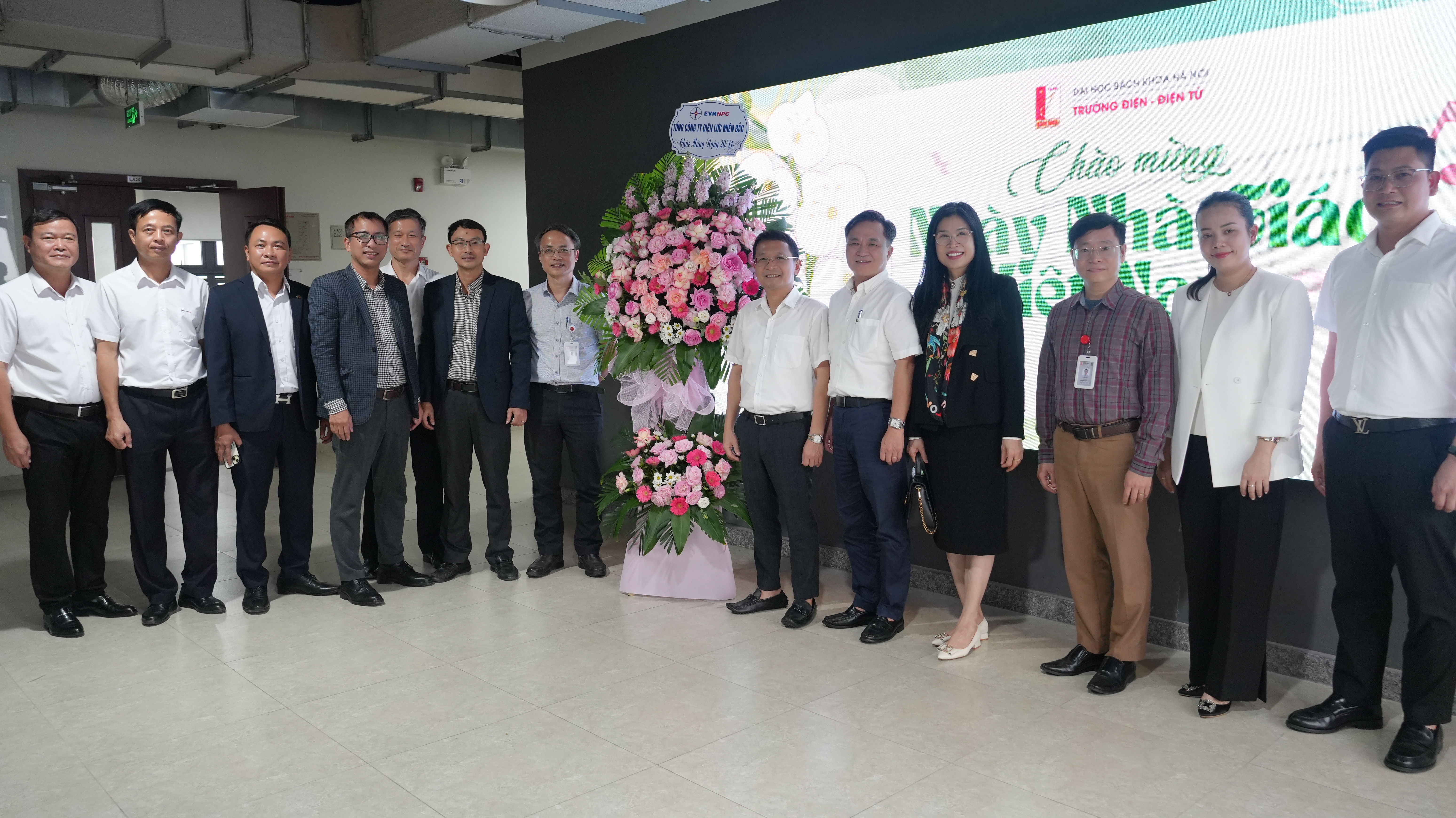 PTGĐ Hà Huy Tâm tặng hoa chúc mừng Trường Điện - Điện tử ĐH Bách khoa nhân ngày 20-11