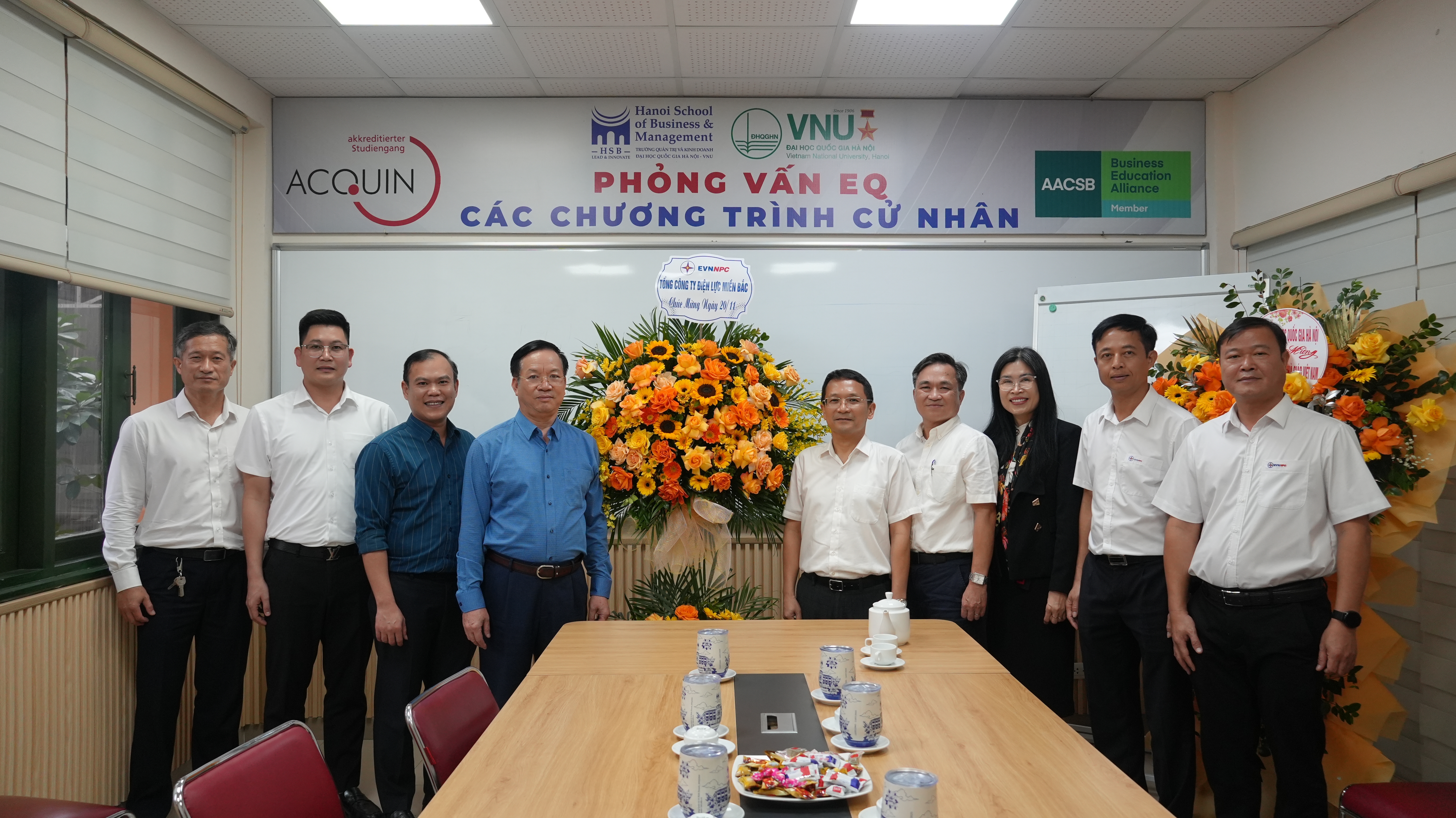 PTGĐ Hà Huy Tâm tặng hoa chúc mừng Trường QTKD ĐH Quốc gia Hà Nội nhân ngày 20-11