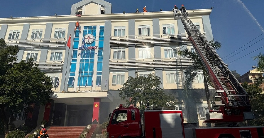 Công ty Điện lực Cao Bằng bồi dưỡng nghiệp vụ phòng cháy chữa cháy và cứu nạn cứu hộ năm 2025