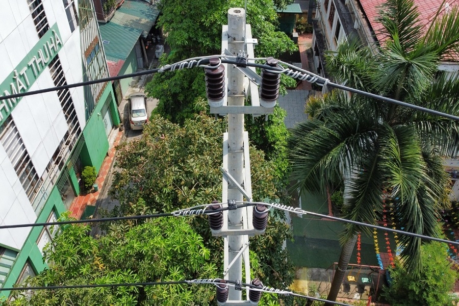 Hình ảnh thực tế lắp dây thoát sét tại các vị trí cột đường dây 22kV khu vực Thành phố Tuyên Quang.