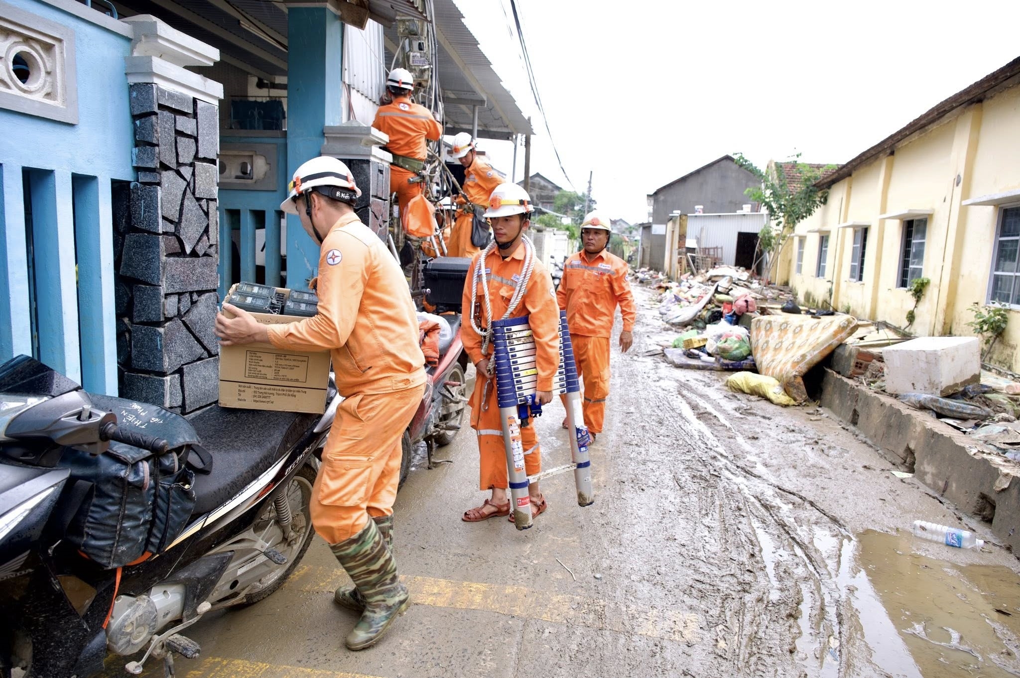 Khoi phuc dien sau lu