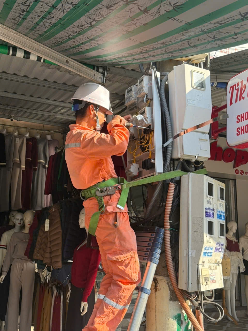 Treo hòm hộp công tơ