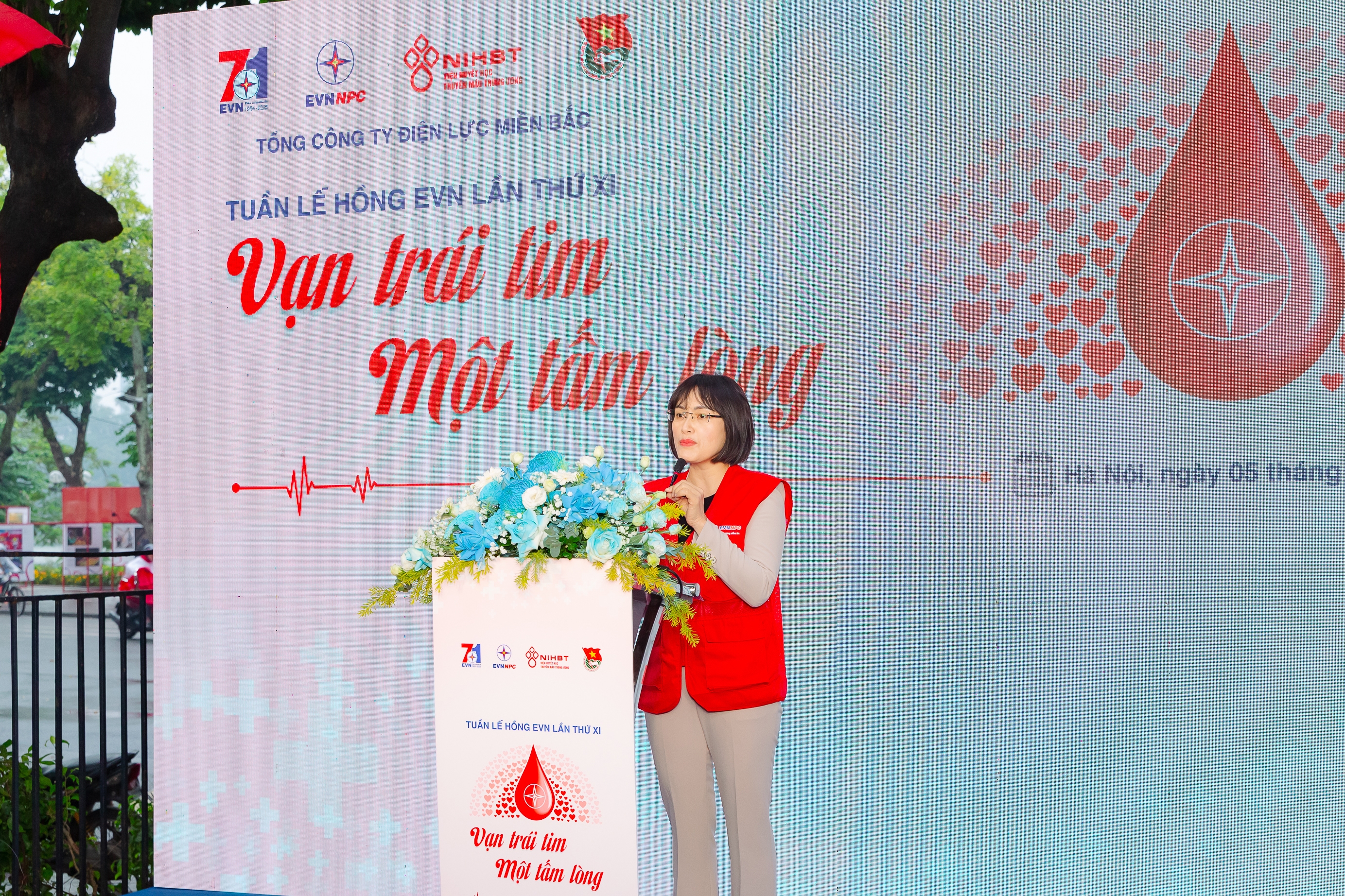 Bà Võ Thị Diễm Hà Phó Giám đốc Trung tâm máu Quốc gia phát biểu tại buổi lễ phát động