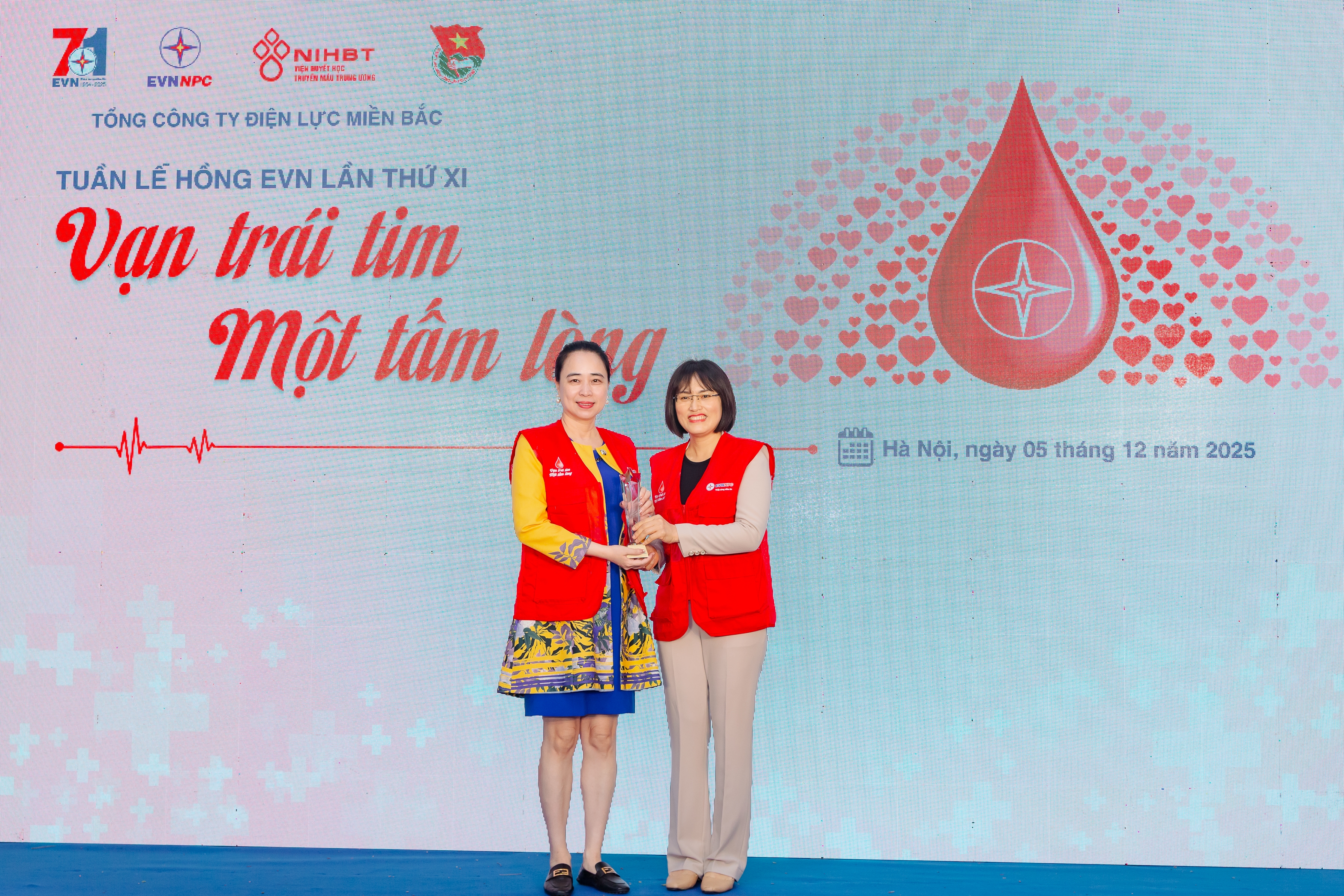 Bà Võ Thị Diễm Hà  Phó Giám đốc Trung tâm máu Quốc gia tặng kỷ niệm chương cho lãnh đạo EVNNPC