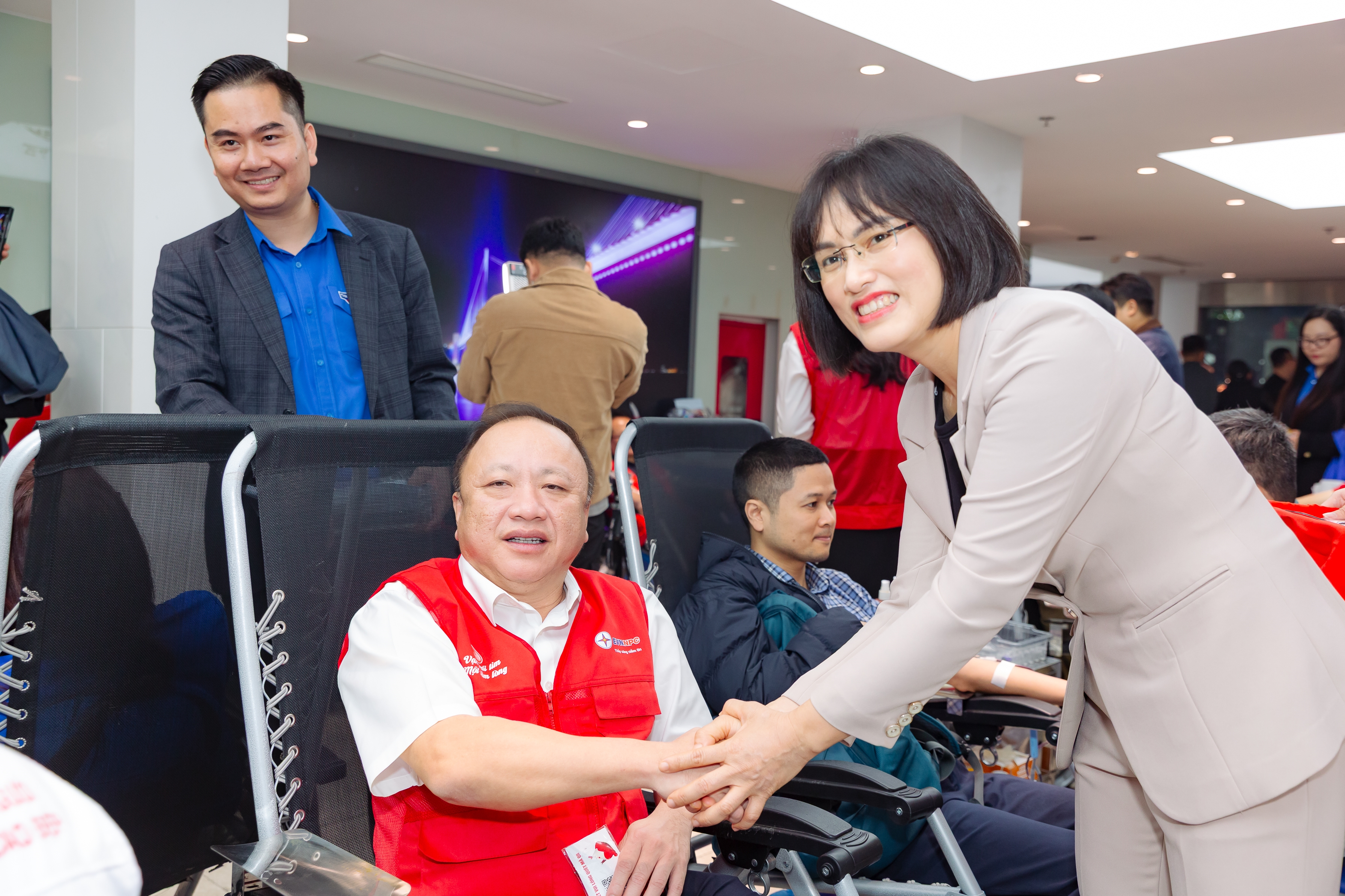 PTGĐ Vũ Anh Phương tham gia hiến máu tại lễ phát động