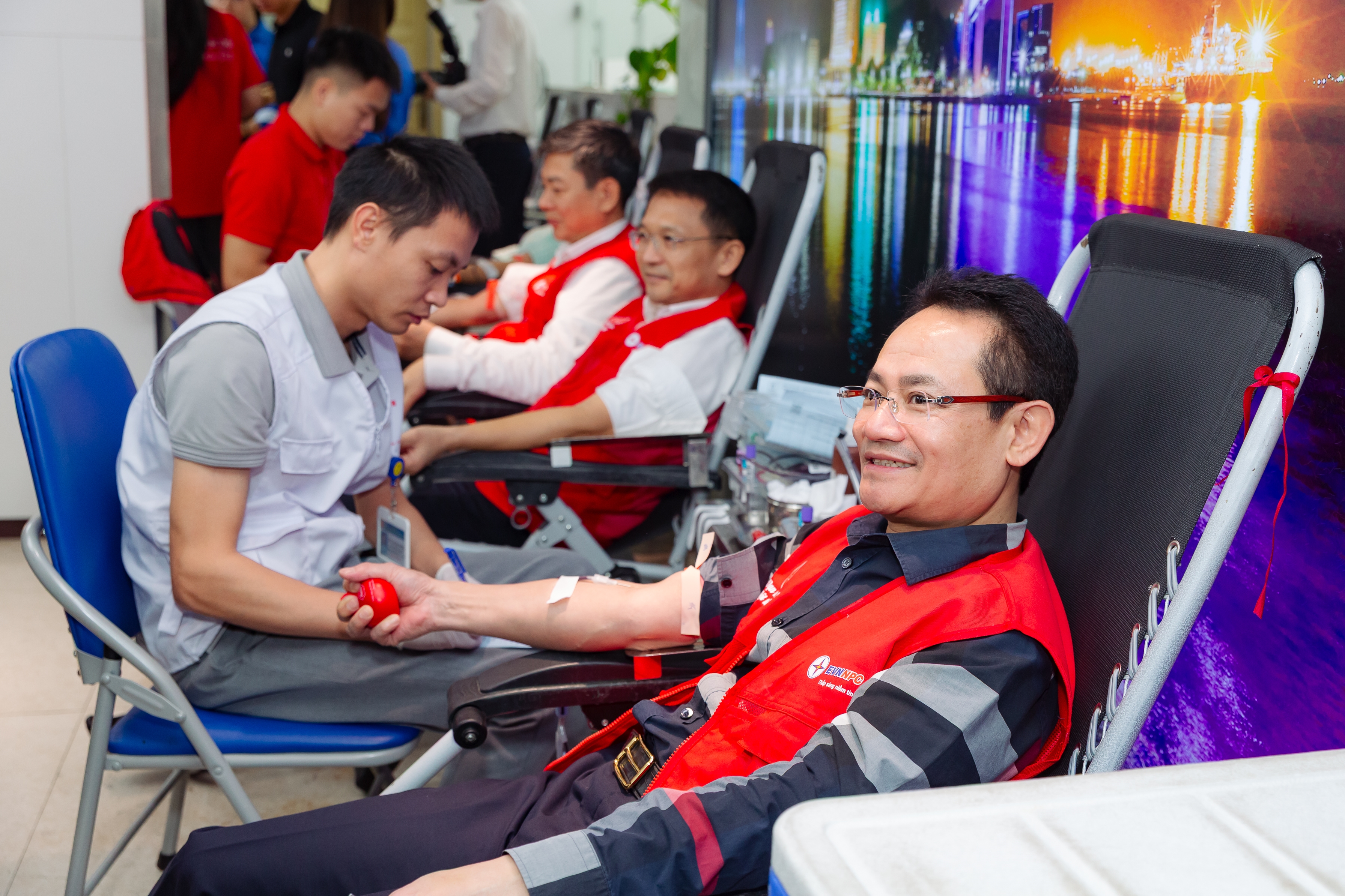 TGĐ Nguyễn Đức Thiện tham gia hiến máu tại lễ phát động 1