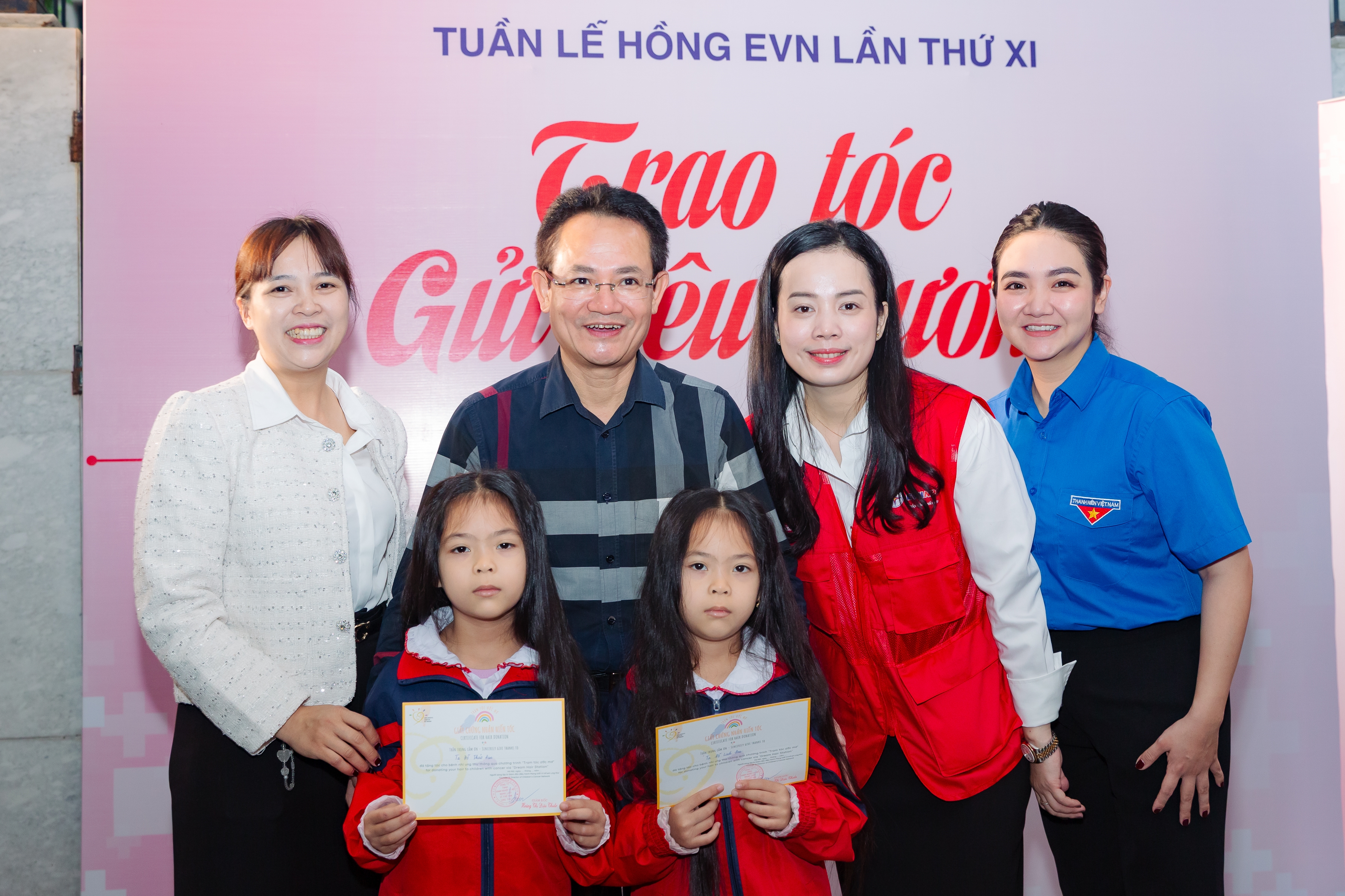 TGĐ Nguyễn Đức Thiện trao giấy chứng nhận cho con CBCNV tham gia hiến tóc 1