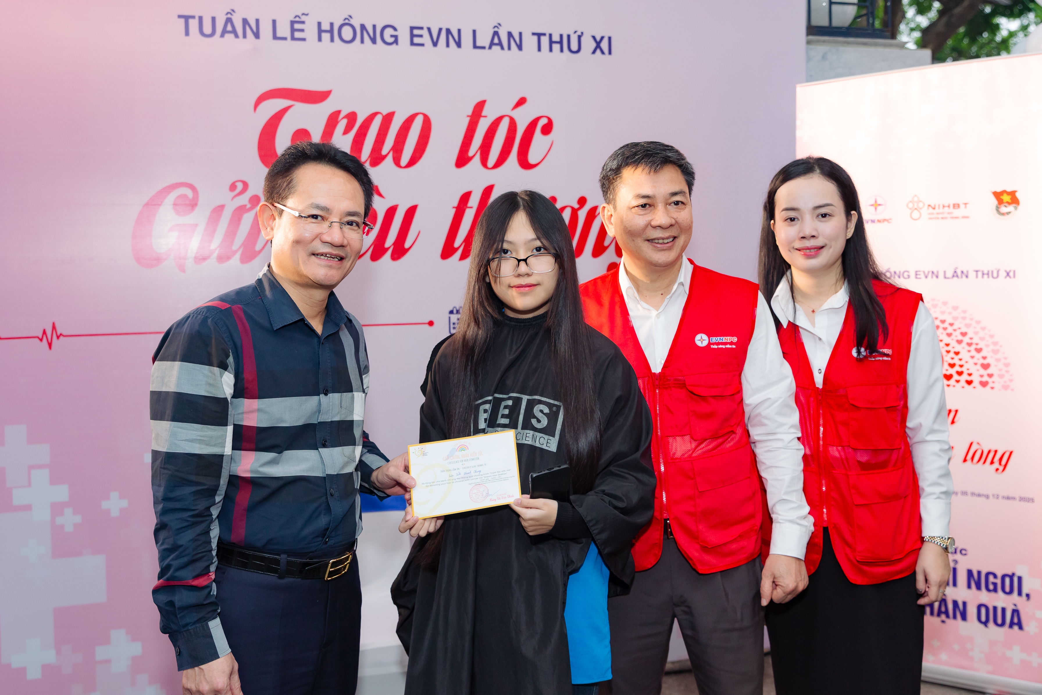 TGĐ Nguyễn Đức Thiện trao giấy chứng nhận cho người tham gia hiến tóc